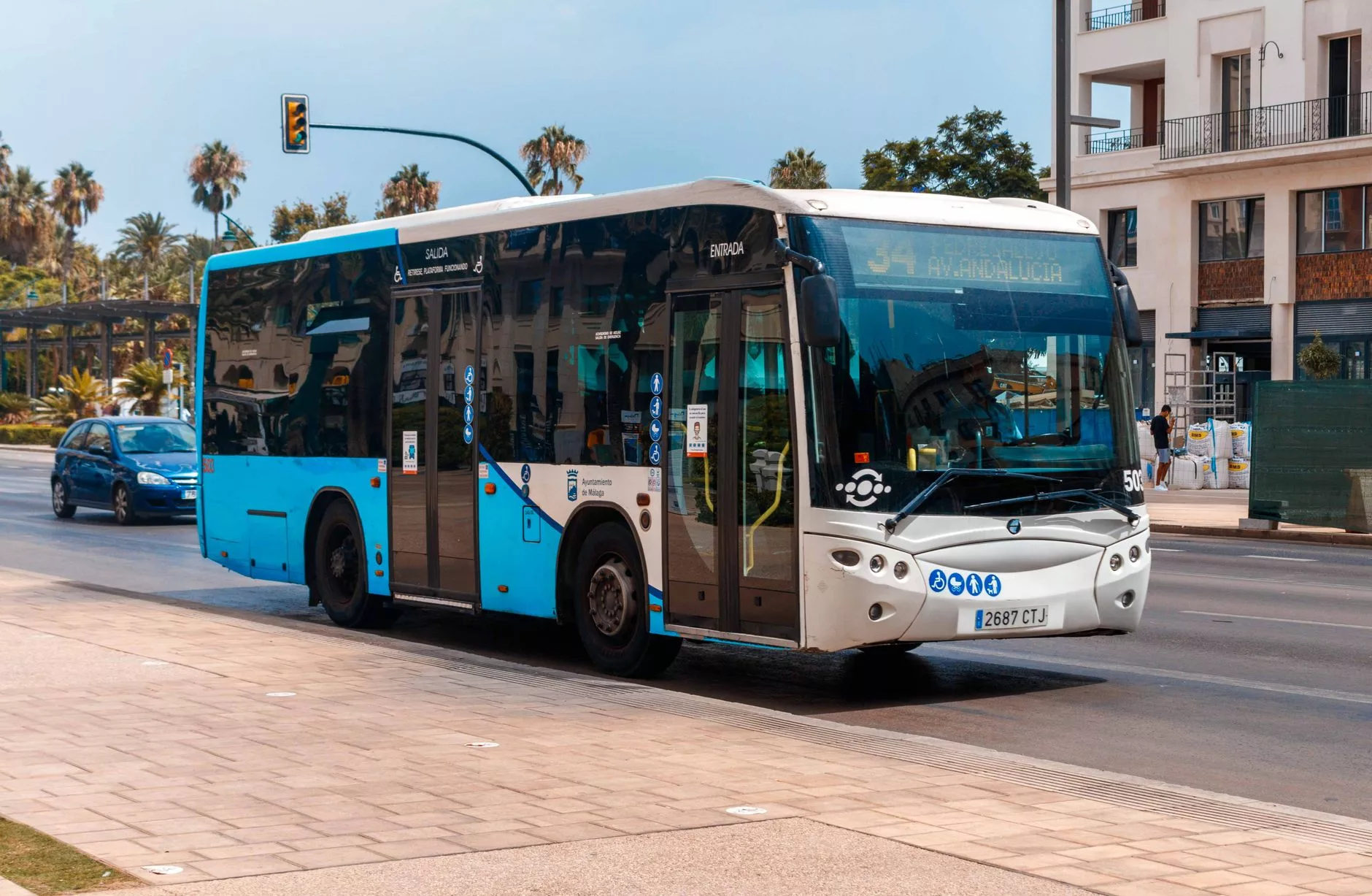 Malaga otobüs terminalinde hareket eden modern bir toplu taşıma aracı