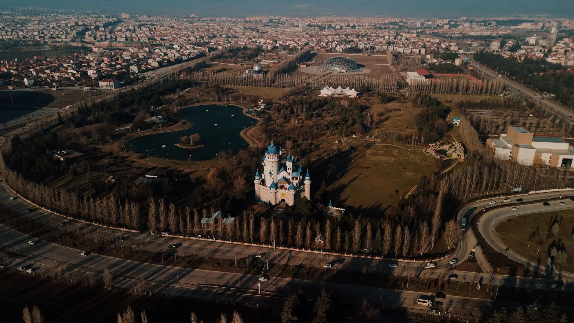 Eskişehir Sazova Parkı ve Masal Şatosu önünde neşeyle koşan çocuklu bir aile