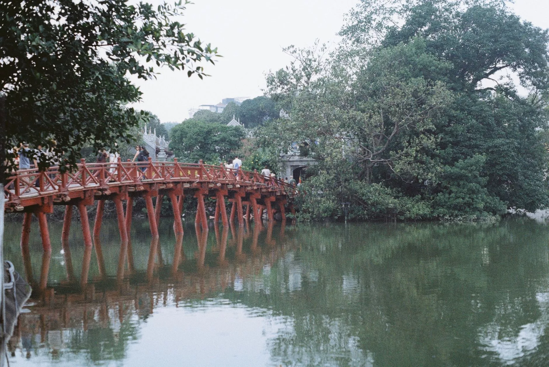 Hoan Kiem Gölü üzerindeki The Huc Köprüsü