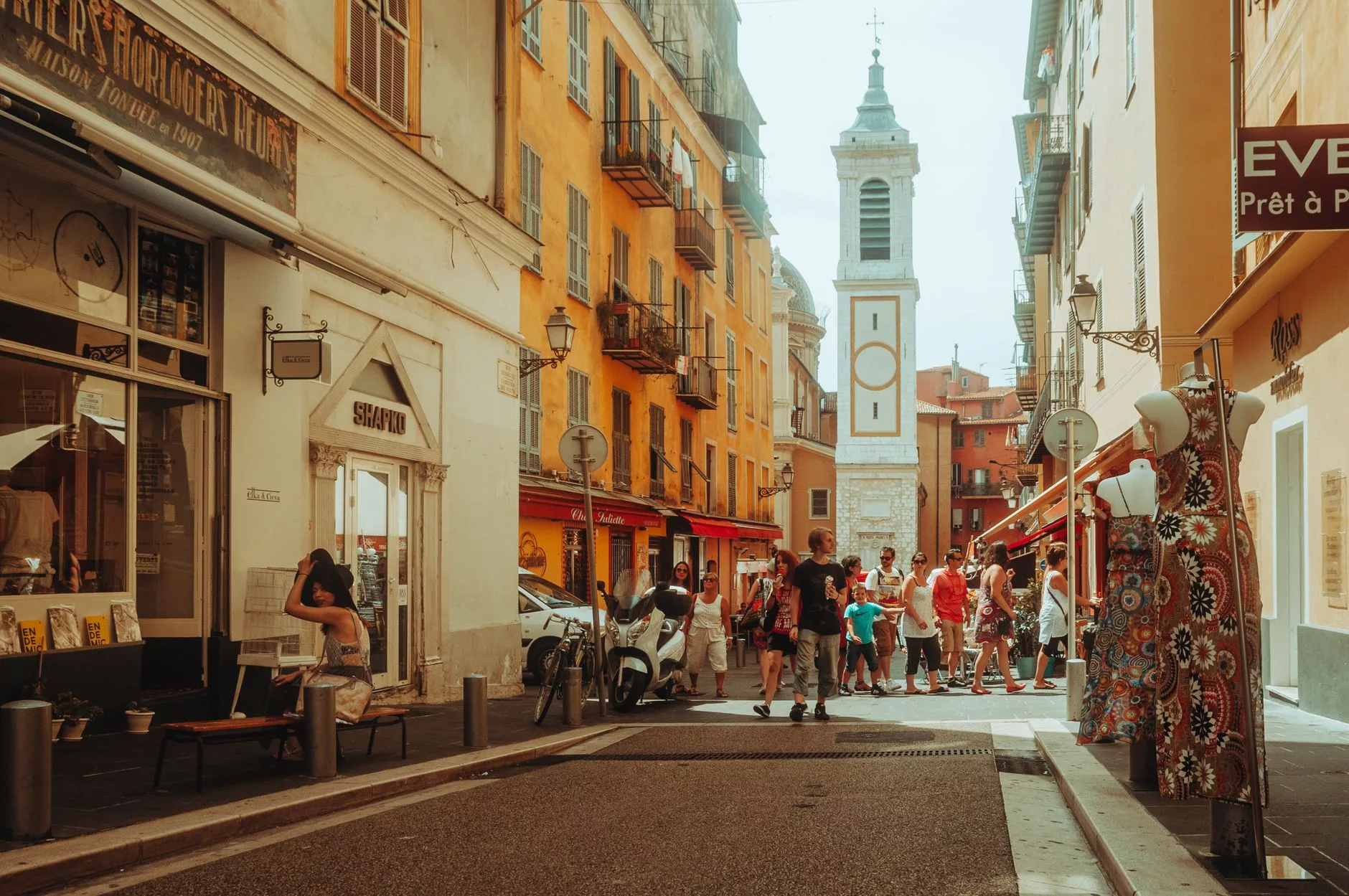 Nice sokaklarında gezen turistler