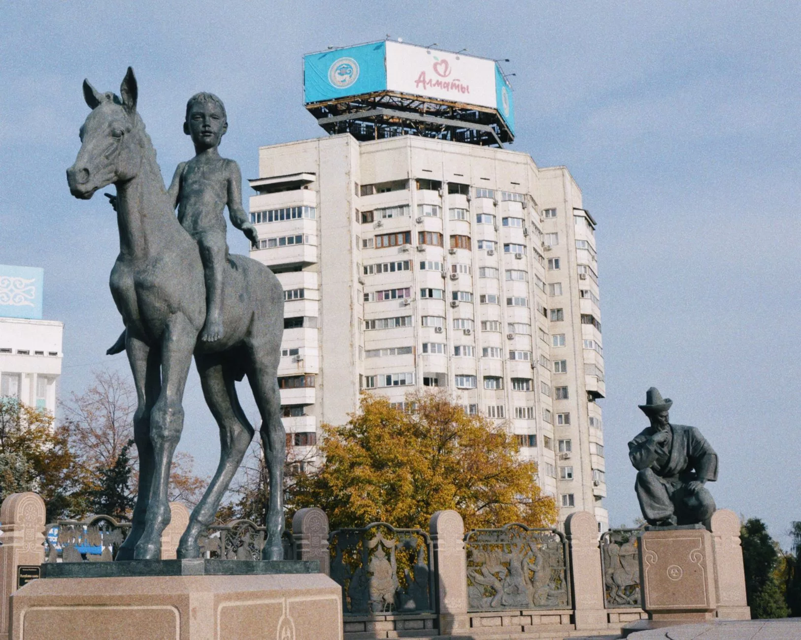 Almatı Abay Kunanbayev Heykeli ve Meydan