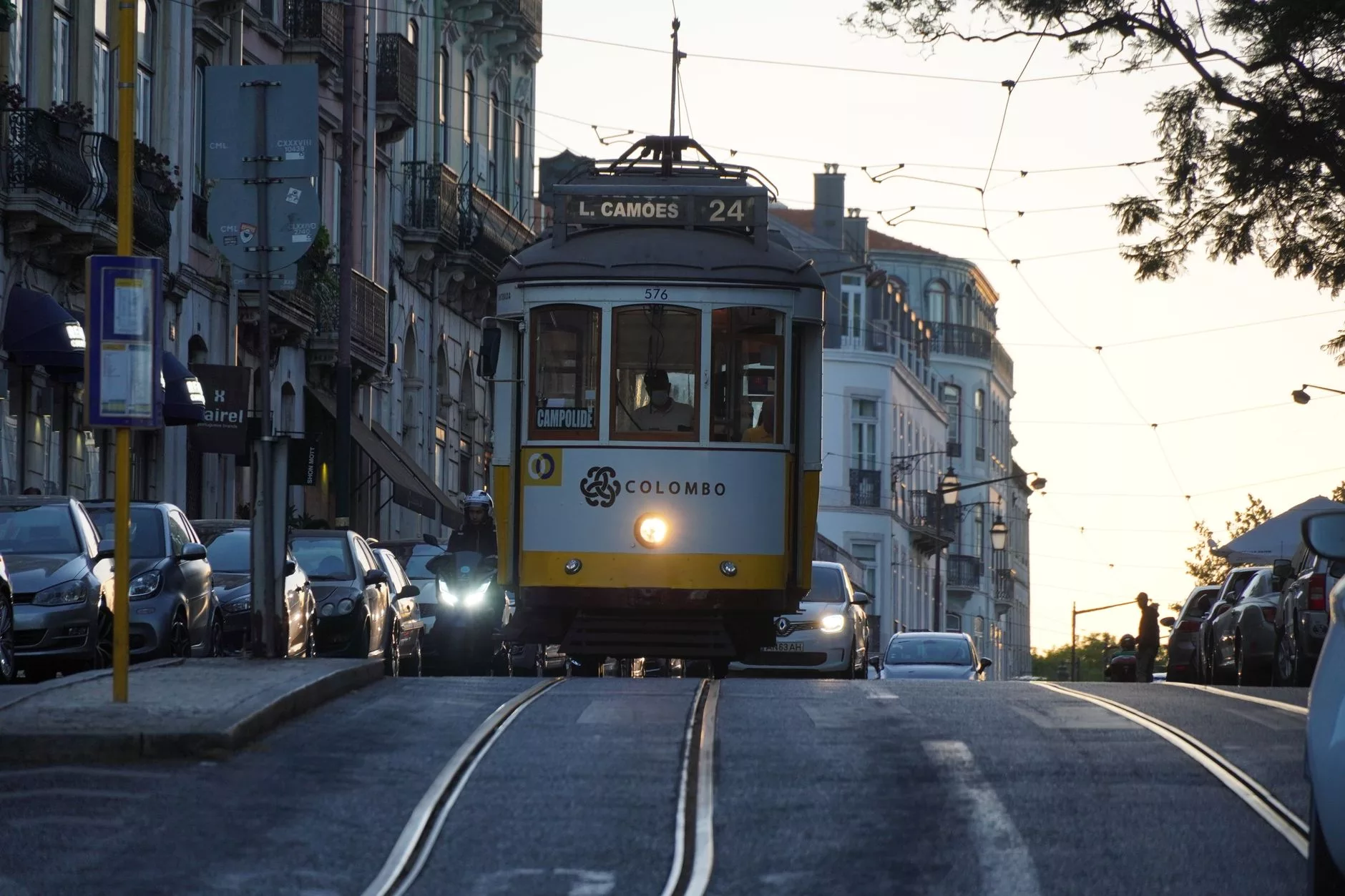 Lizbon Tramvay 24E caddesi