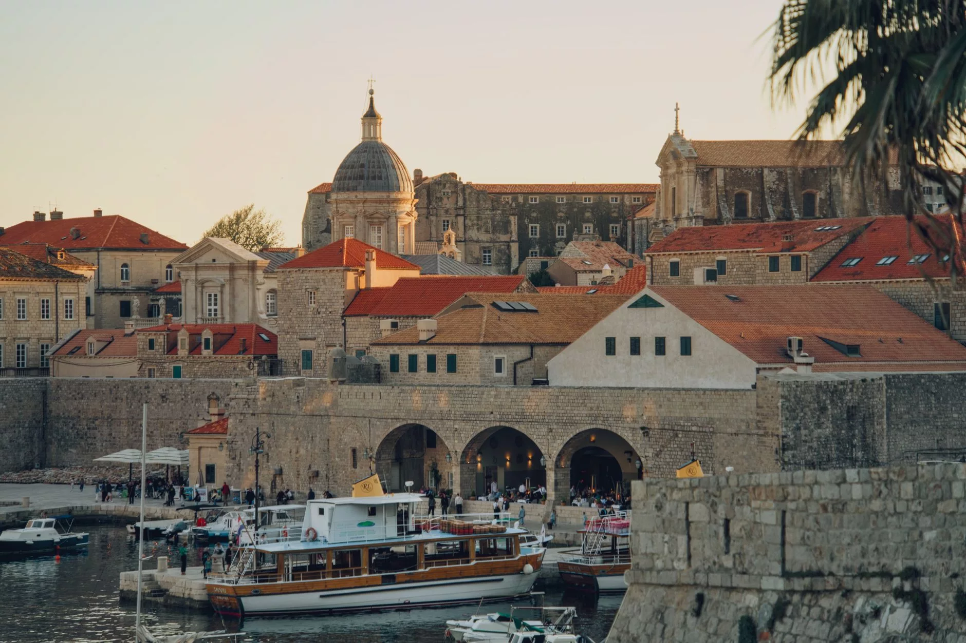 Dubrovnik Pile Kapisi ve surici genel gorunumu