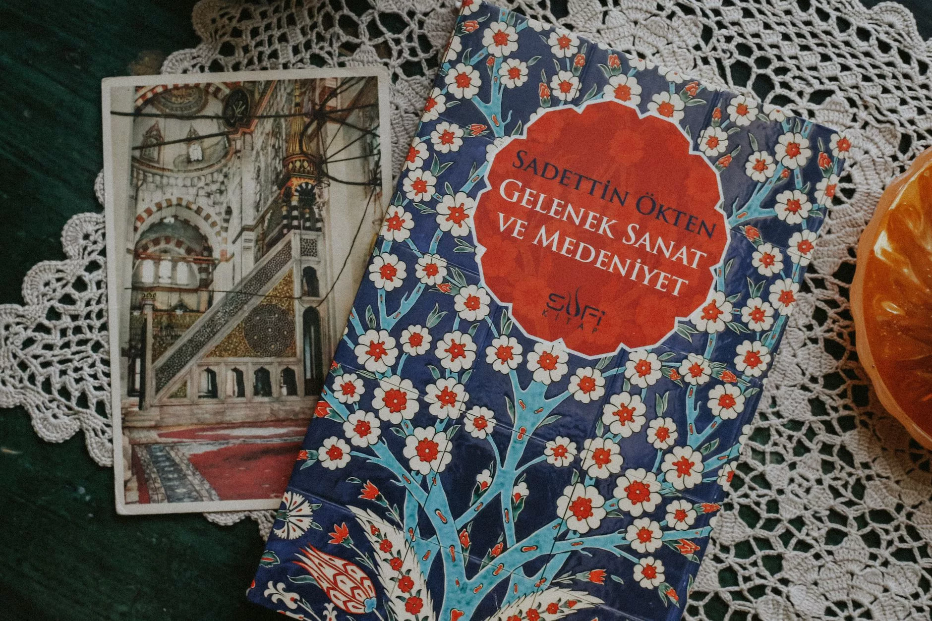 Valensiya Sanat ve Bilim Şehri modern binaları ve havuz yansıması