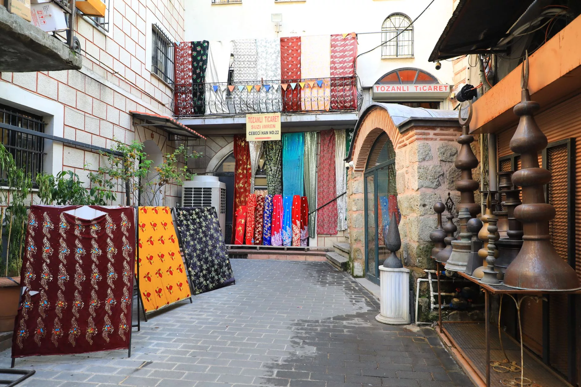 Kahire Han el Halili Çarşısı rengarenk lamba dükkanları