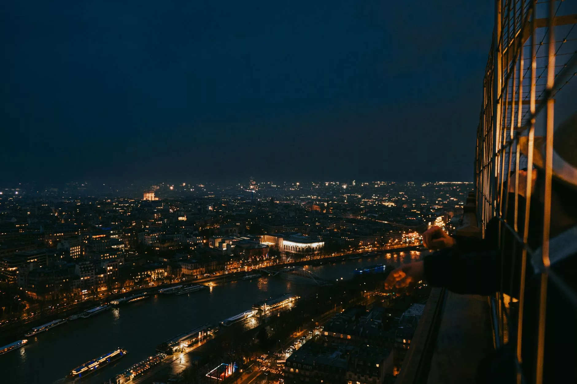 Paris - Eiffel Kulesi gece aydınlatması