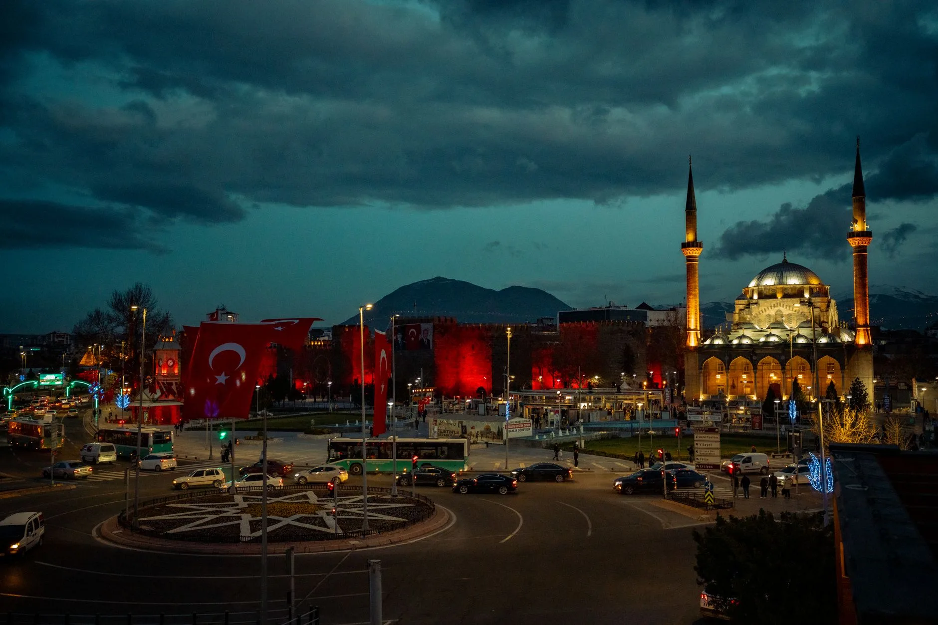 Tiran + Skanderbeg Meydanı’nda akşam ışıkları