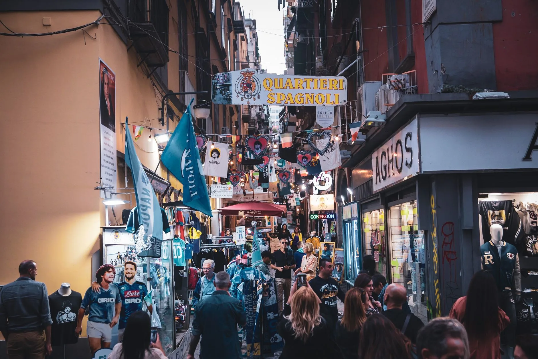 Napoli Quartieri Spagnoli dar sokakları