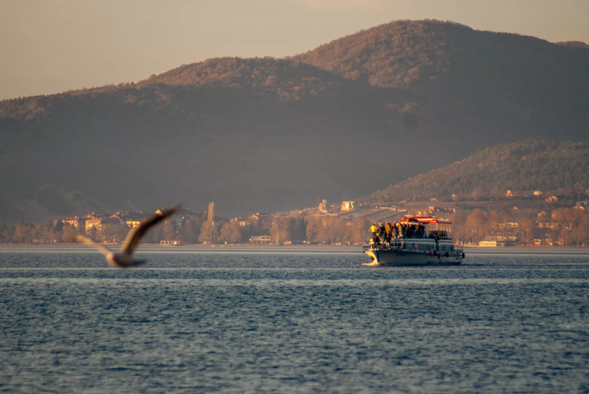 Ohrid + Ohrid Gölü kıyısında gün batımı sahnesi