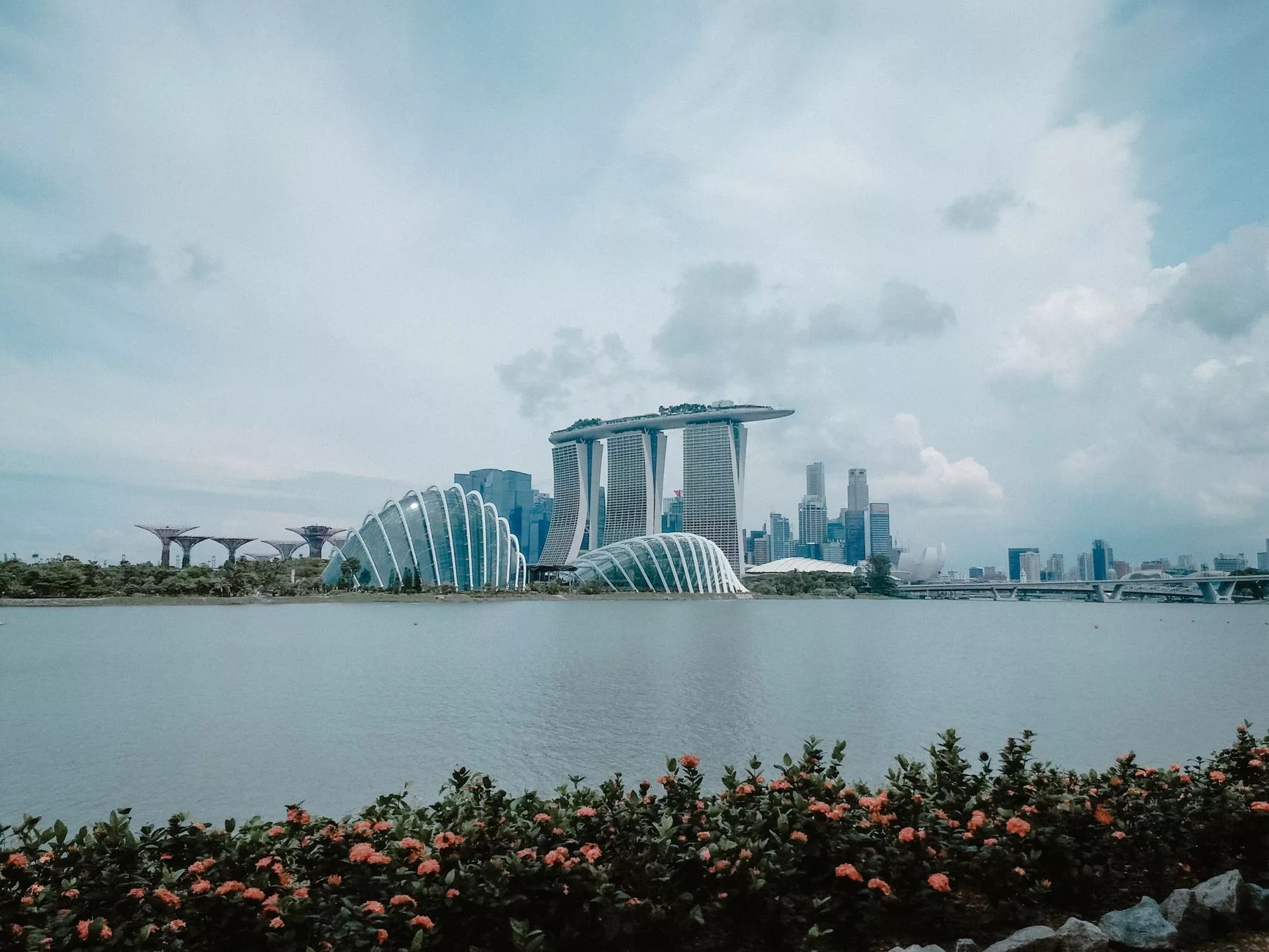 Singapur Marina Bay Sands ve Gardens by the Bay genel gorunumu