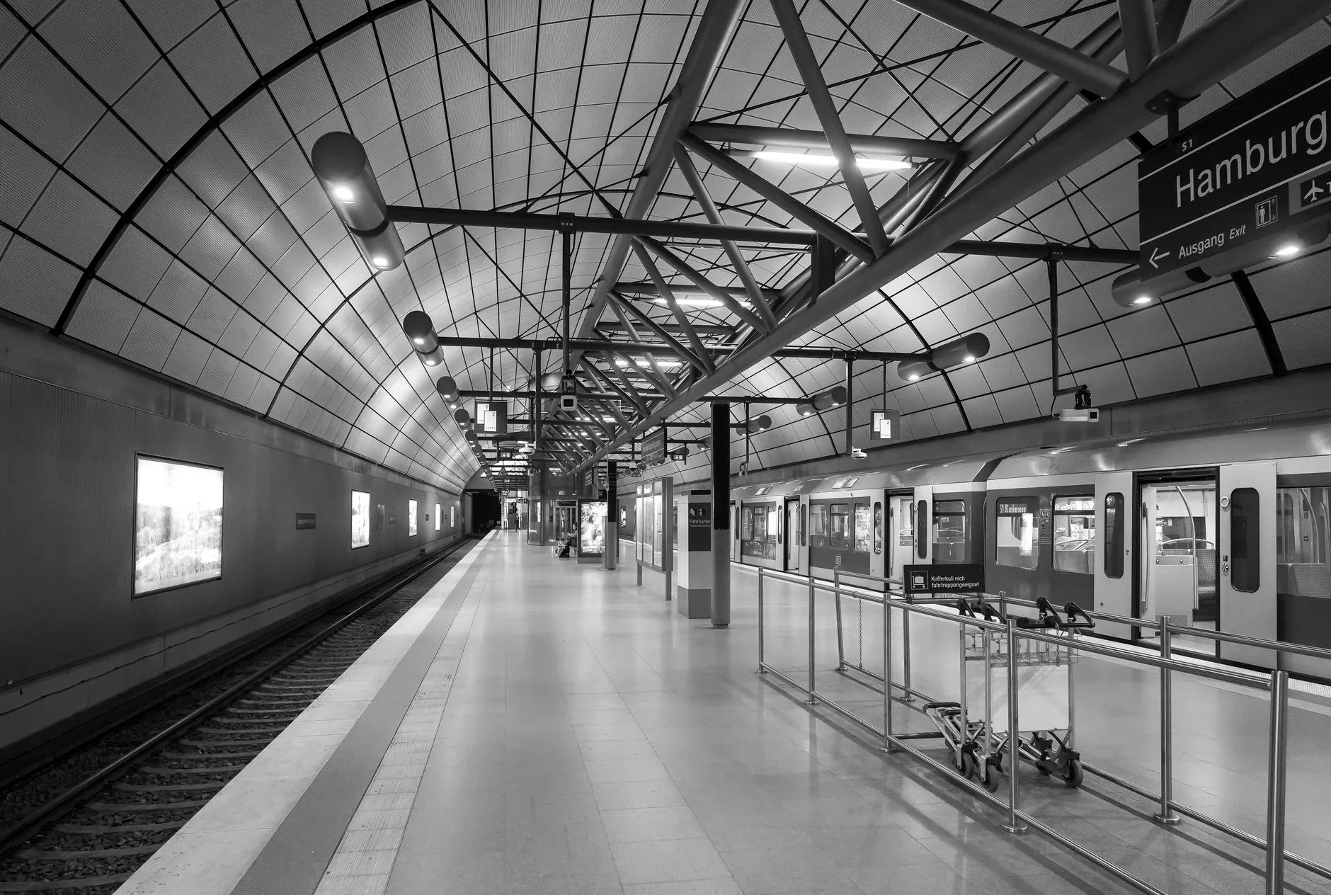 Hamburg Havalimanı S-Bahn tren istasyonu giriş tabelası