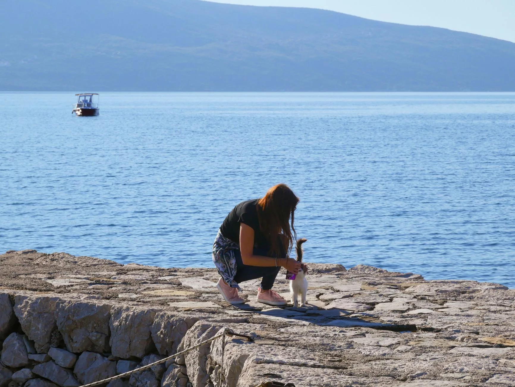 Tivat Havalimanı pistine yaklaşan bir uçağın Kotor Körfezi manzaralı görüntüsü