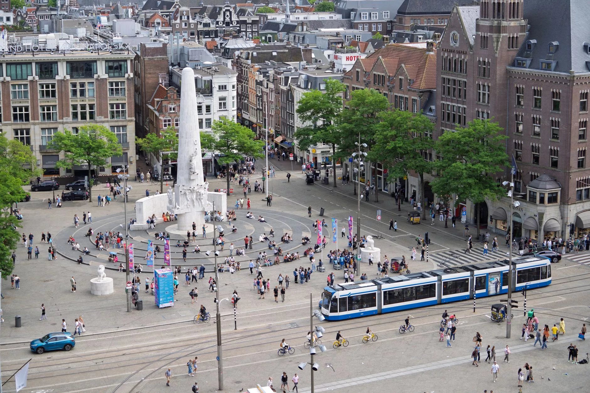 Amsterdam Dam Meydanı tramvay durakları ve kalabalık sokak