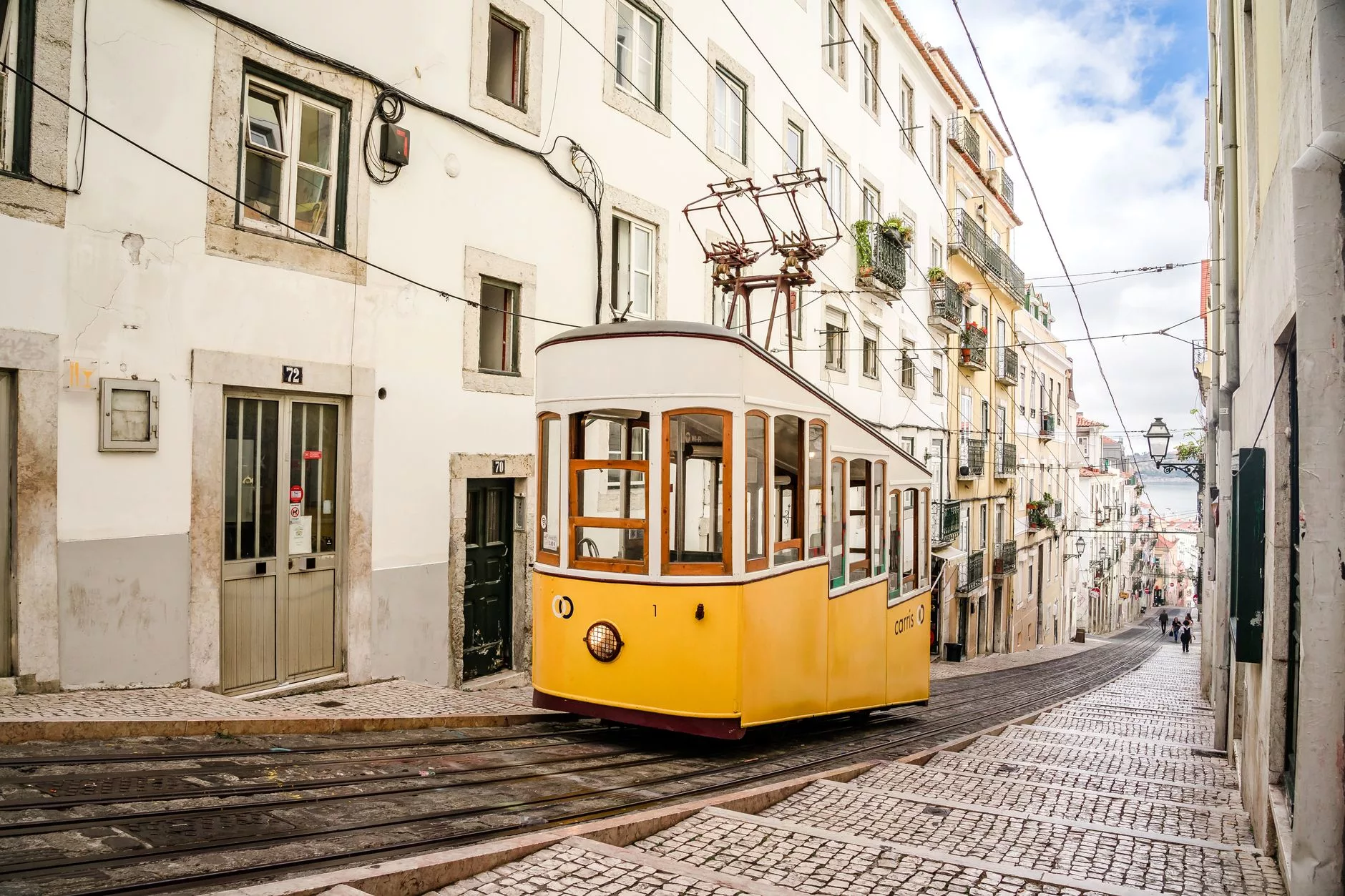 Lizbon + Alfama sokaklarindan giren sari tramvay