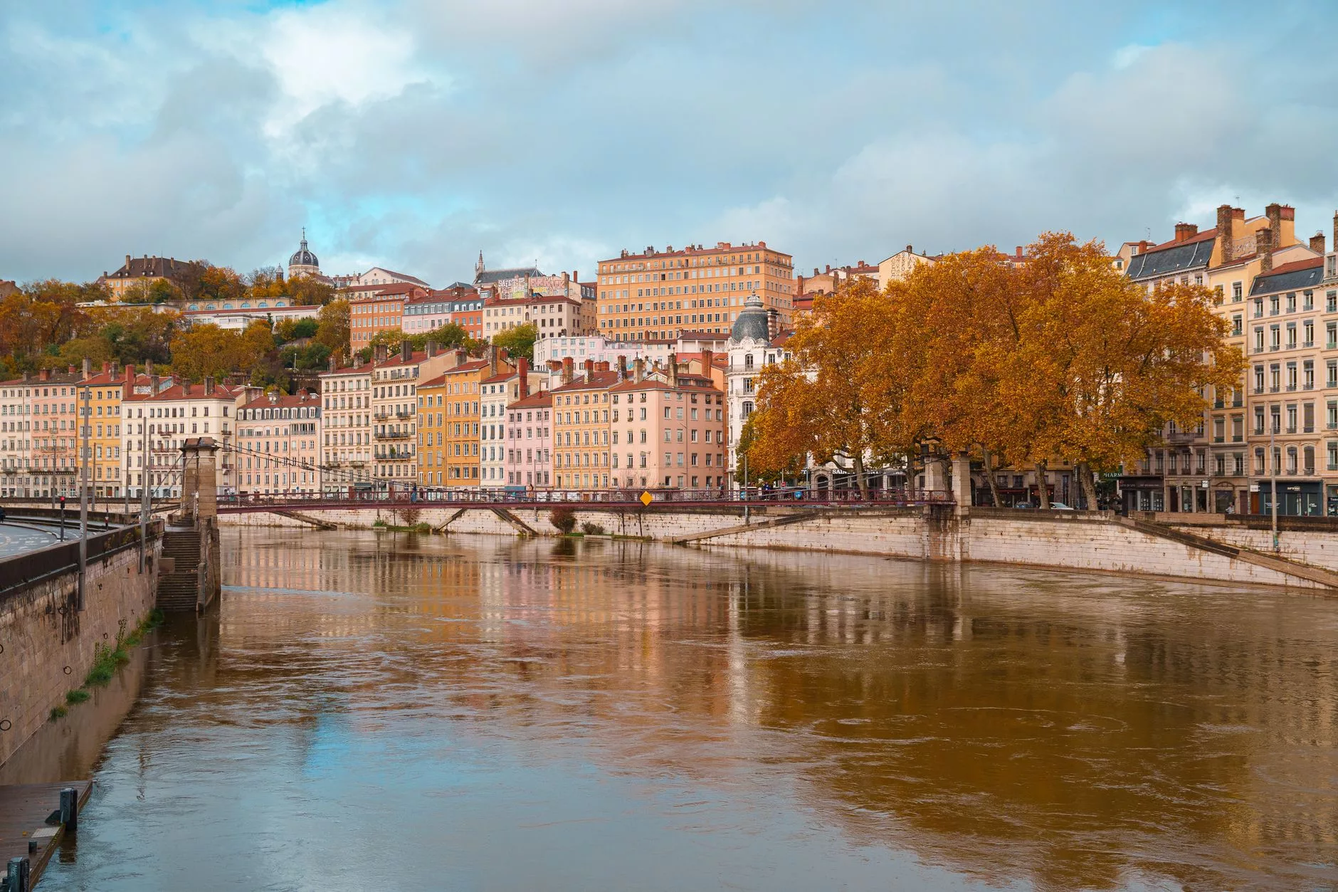 Lyon, Presqu'île bölgesinde Nehir kıyısı ve hareketli sokaklar