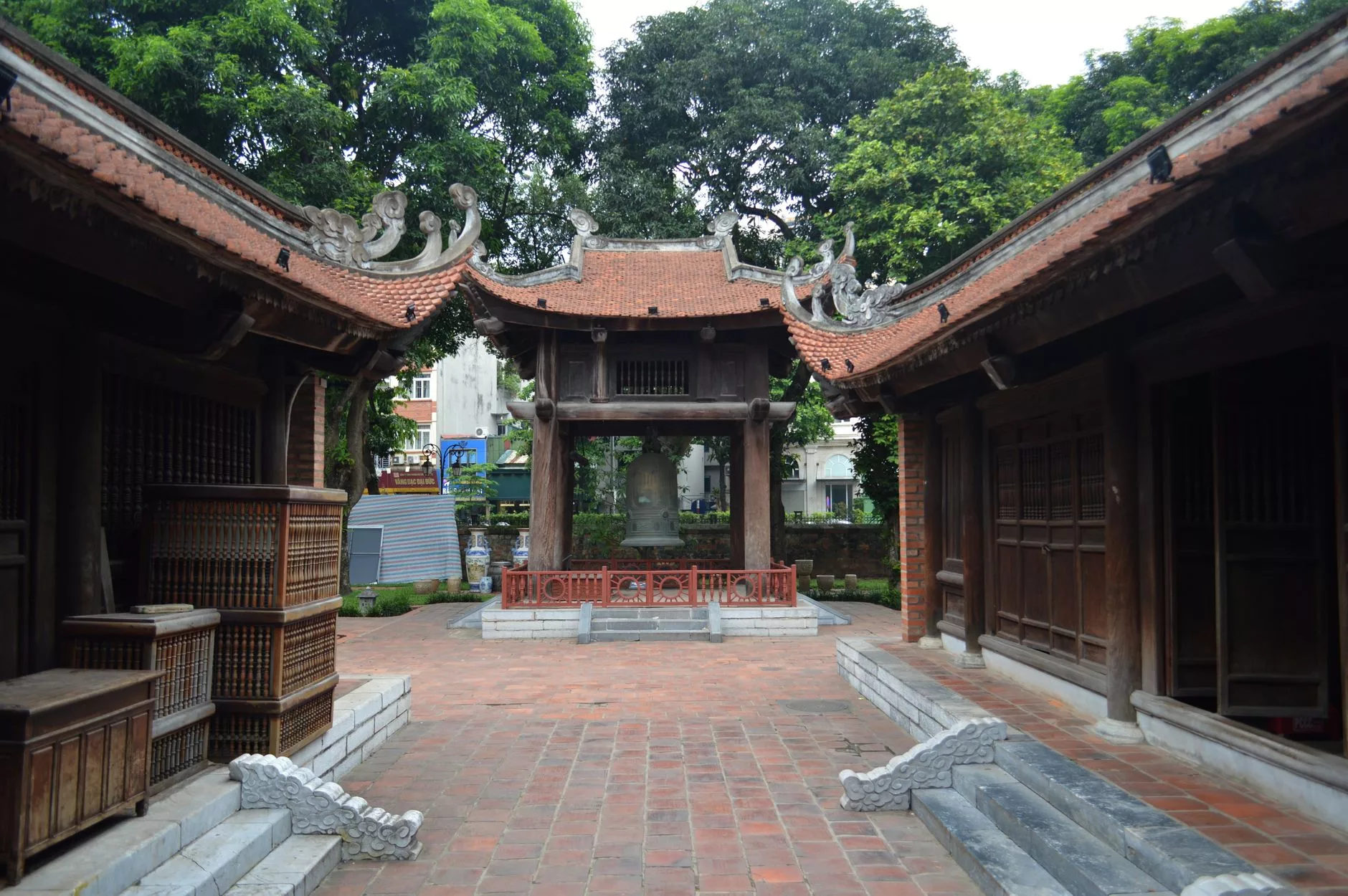 Hanoi Vietnam Etnoloji Müzesi avlusu