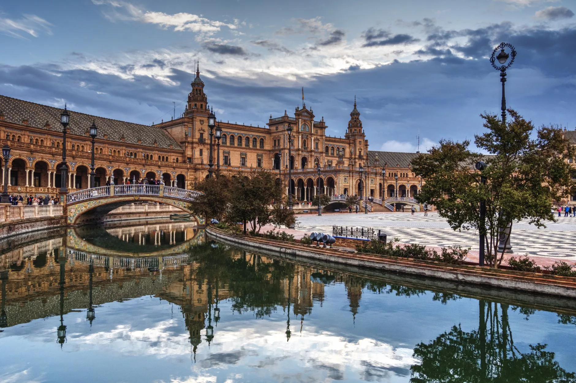 Sevilla'nın ünlü meydanı Plaza de España ve kanalda gezinen tekneler