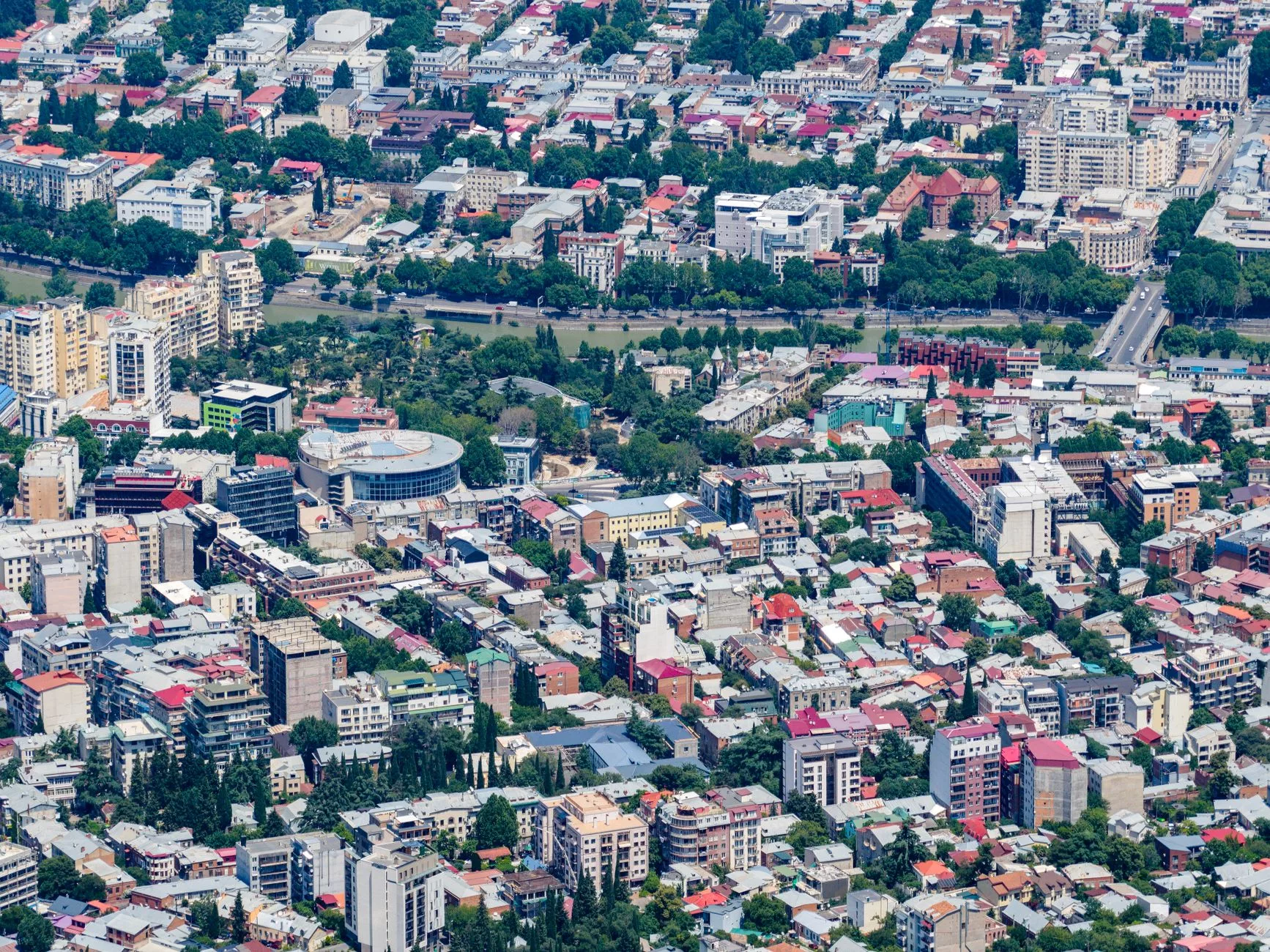 Tiflis eski şehir merkezinde tarihi kükürt hamamları ve Narikala Kalesi manzarası