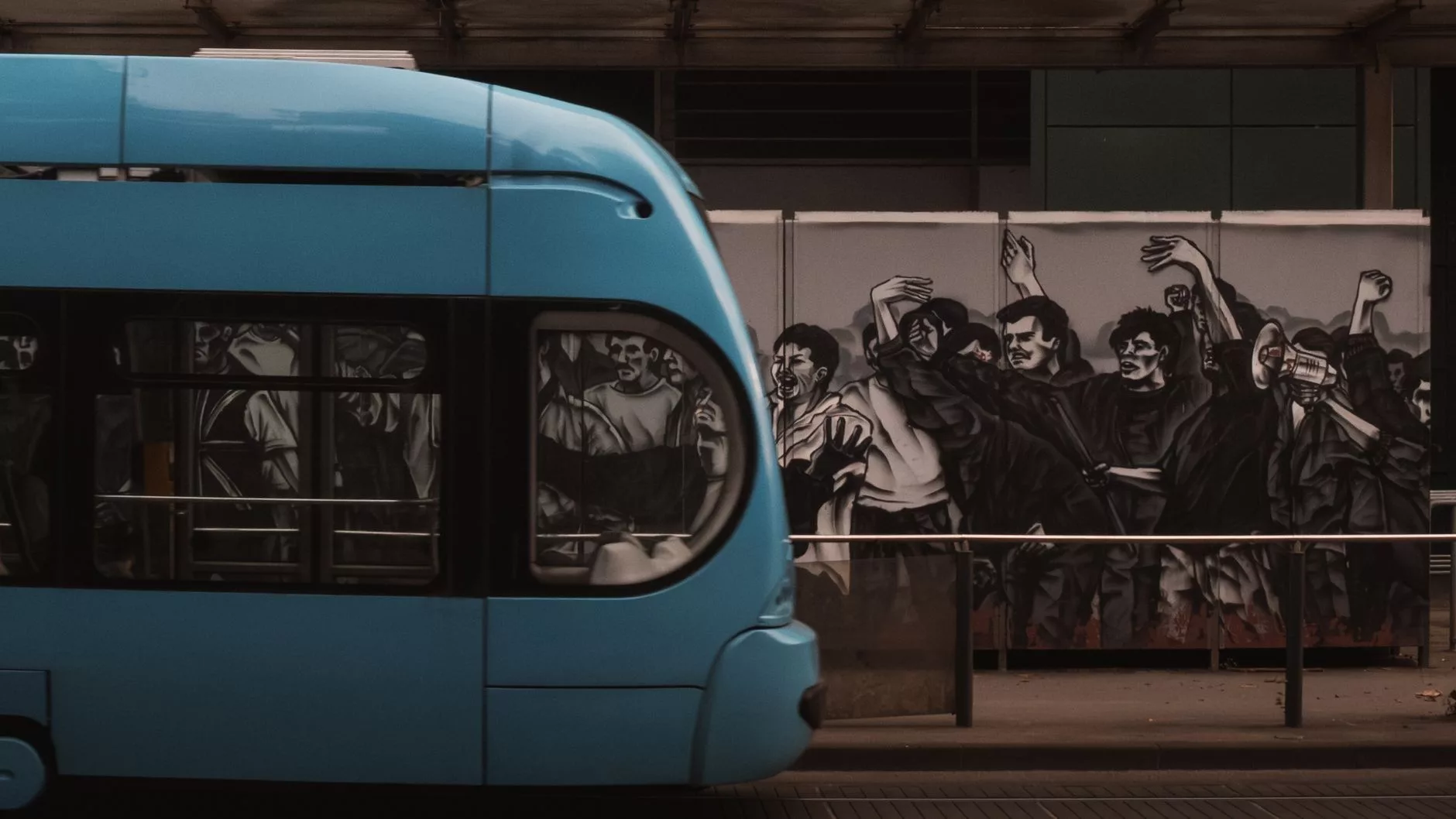 Milano'da tarihi bir tramvay ve hareketli bir sokak