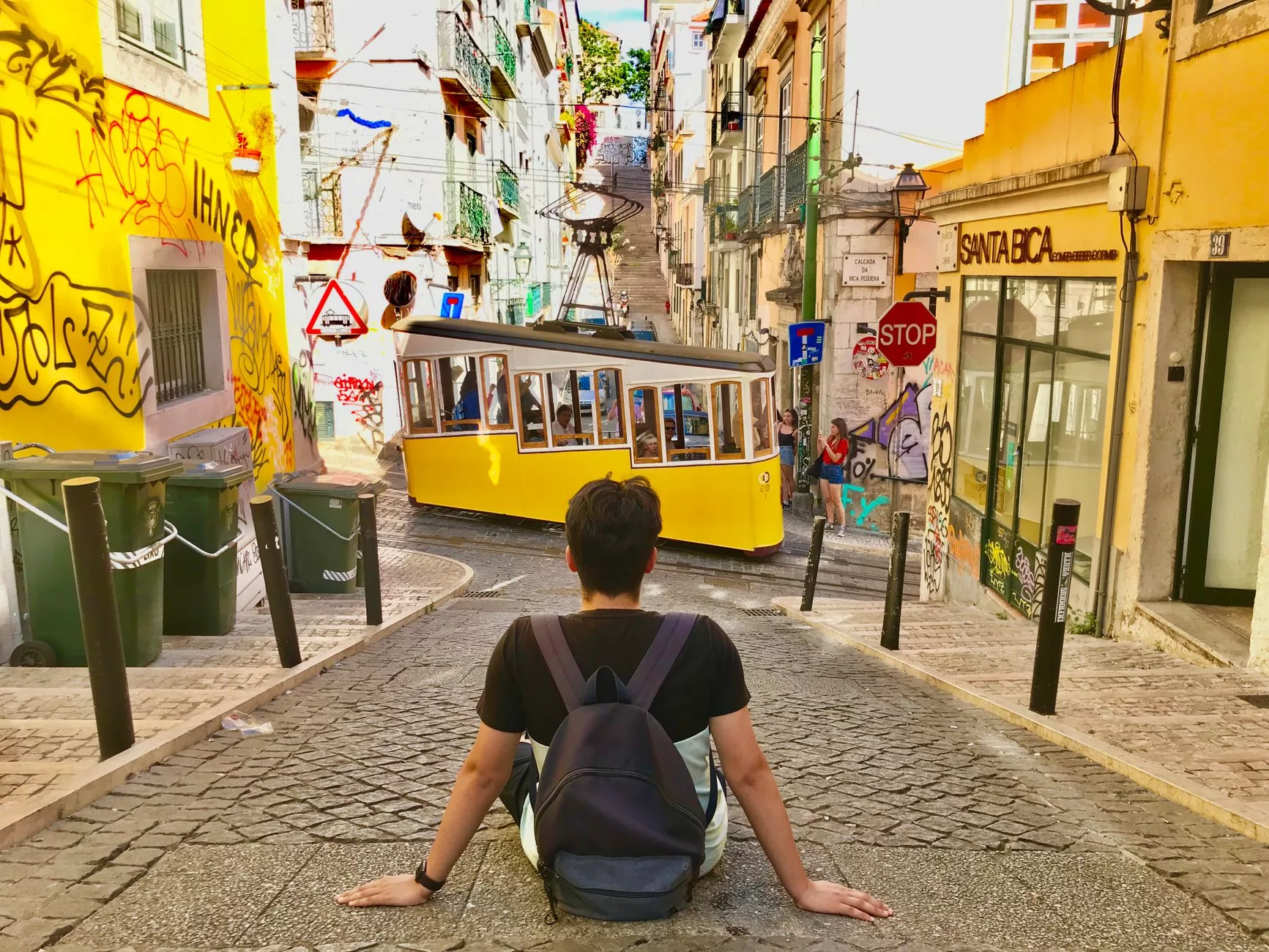 Lizbon Alfama sokaklarında sarı tramvay ve tarihi binalar