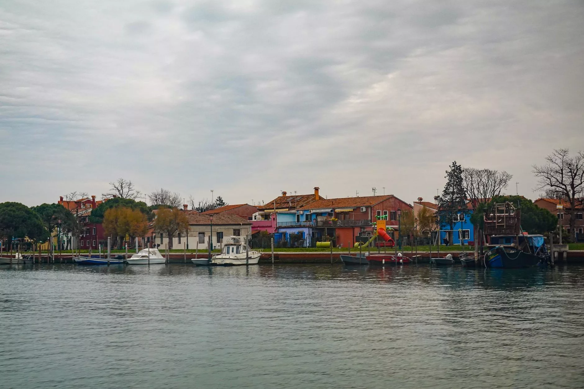 Venedik Burano Adası rengarenk evleri ve dar kanalı