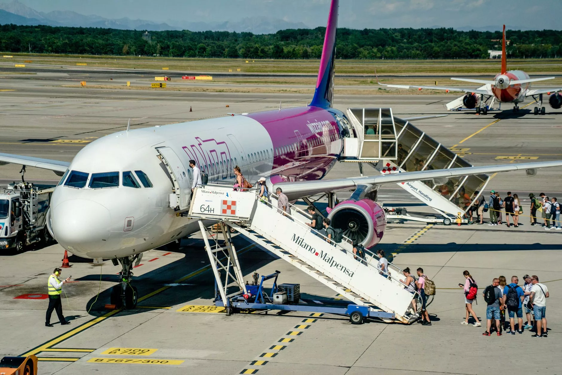 Milano Malpensa Havalimanı dış hatlar terminali önünde bekleyen tren