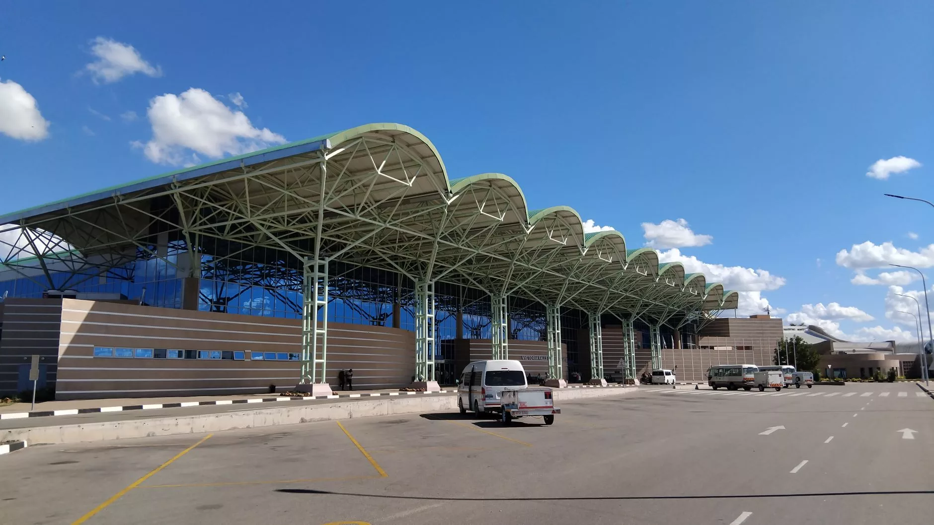 Tiran Uluslararası Havalimanı terminal binası girişi