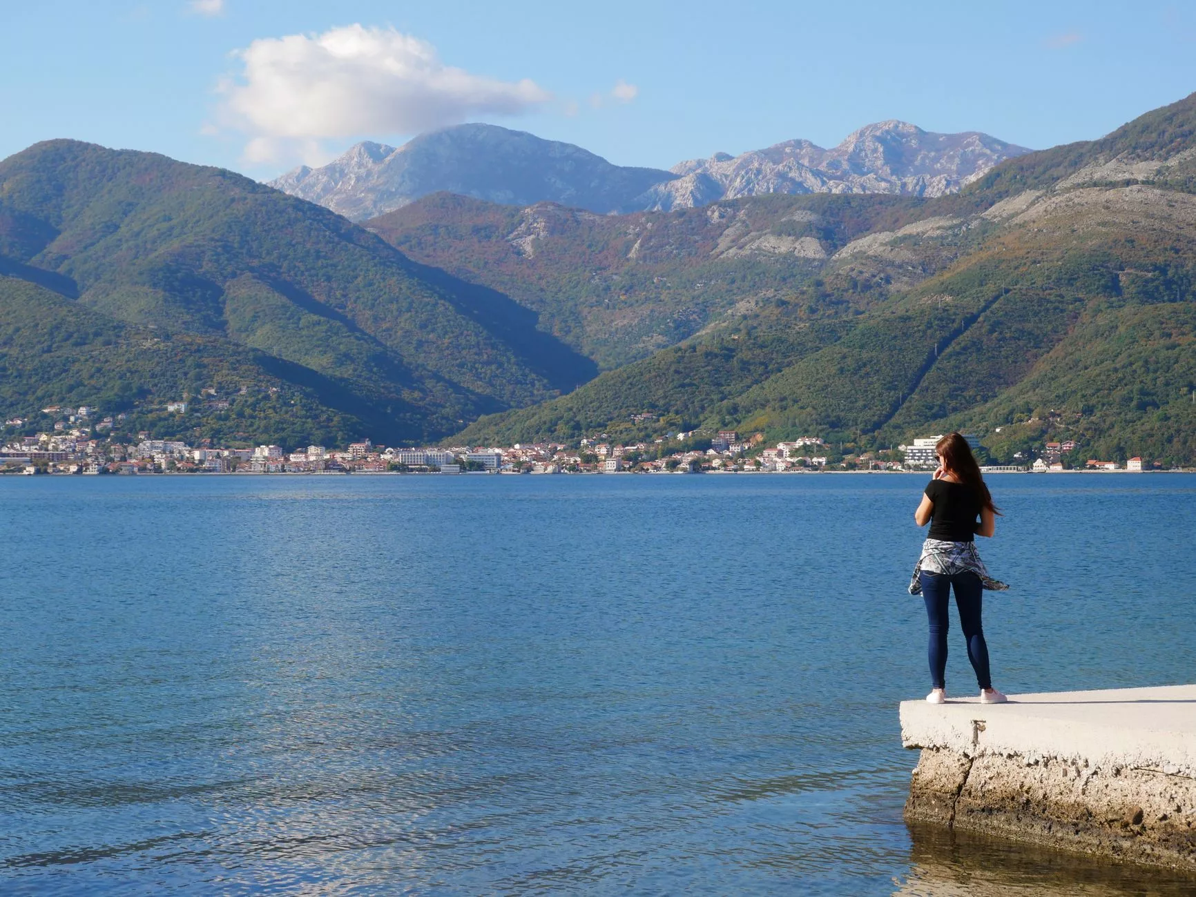 Kotor Körfezi manzaralı Tivat pistine inen bir uçak