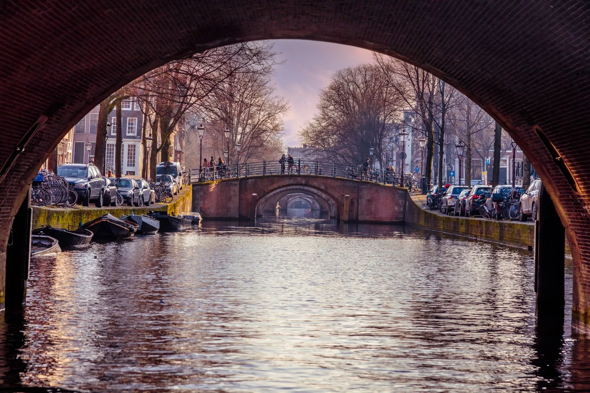 Amsterdam Sarphatipark köprü ve gölet manzarası