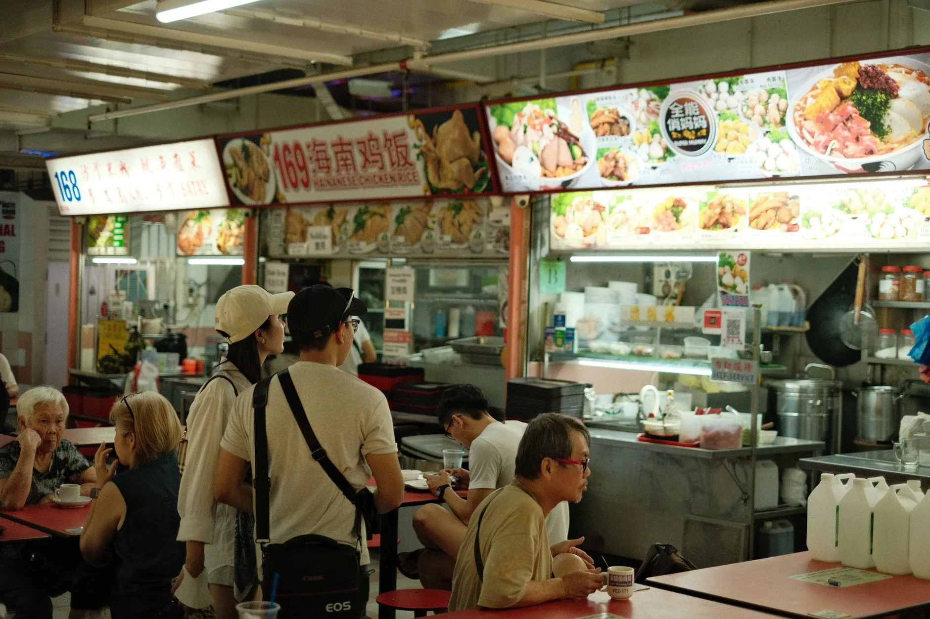 Maxwell Food Centre Hainanese Chicken Rice tezgahı