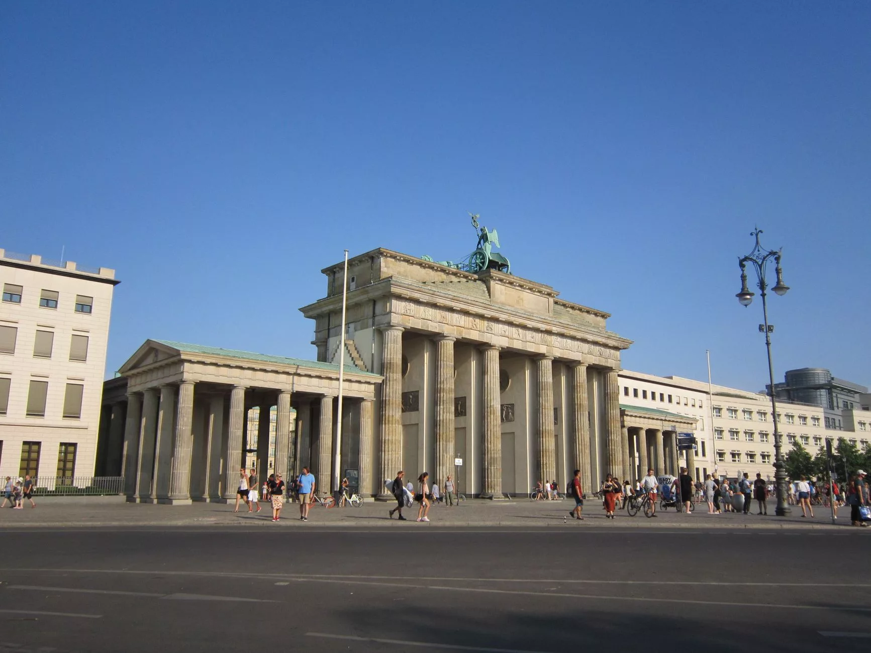 Brandenburg Kapısı önünde hareketli bir turist grubu