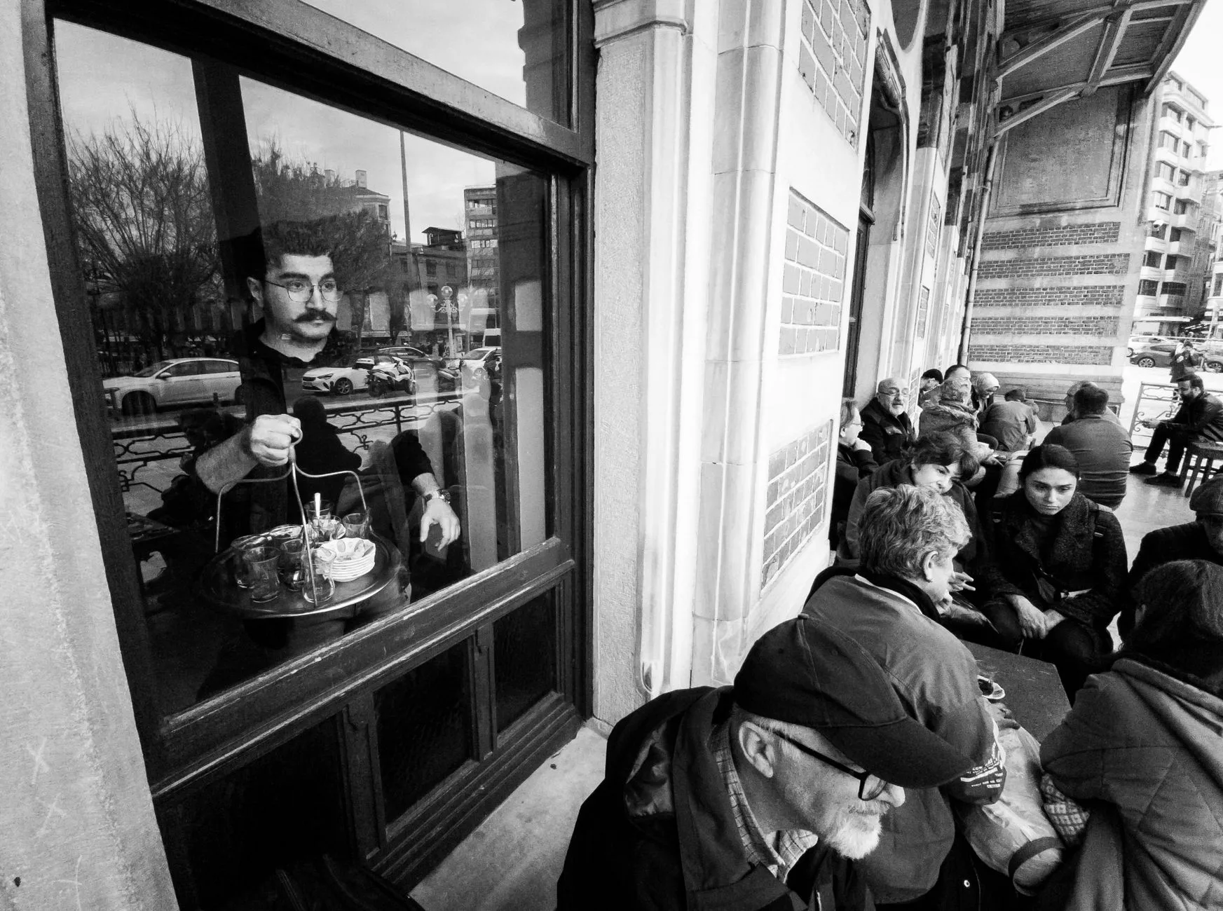 Üsküp Çarşısı sokaklarında Türk kahvesi içen insanlar