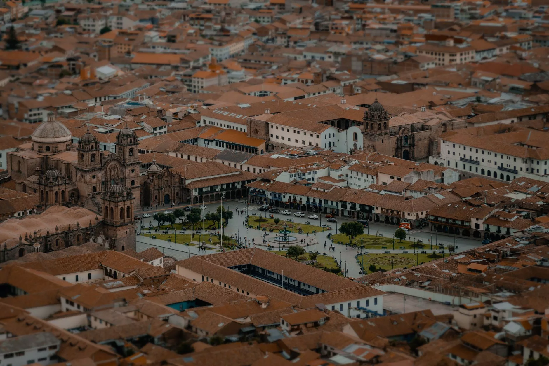 Cusco Plaza de Armas genel panoramasi ve tarihi katedraller