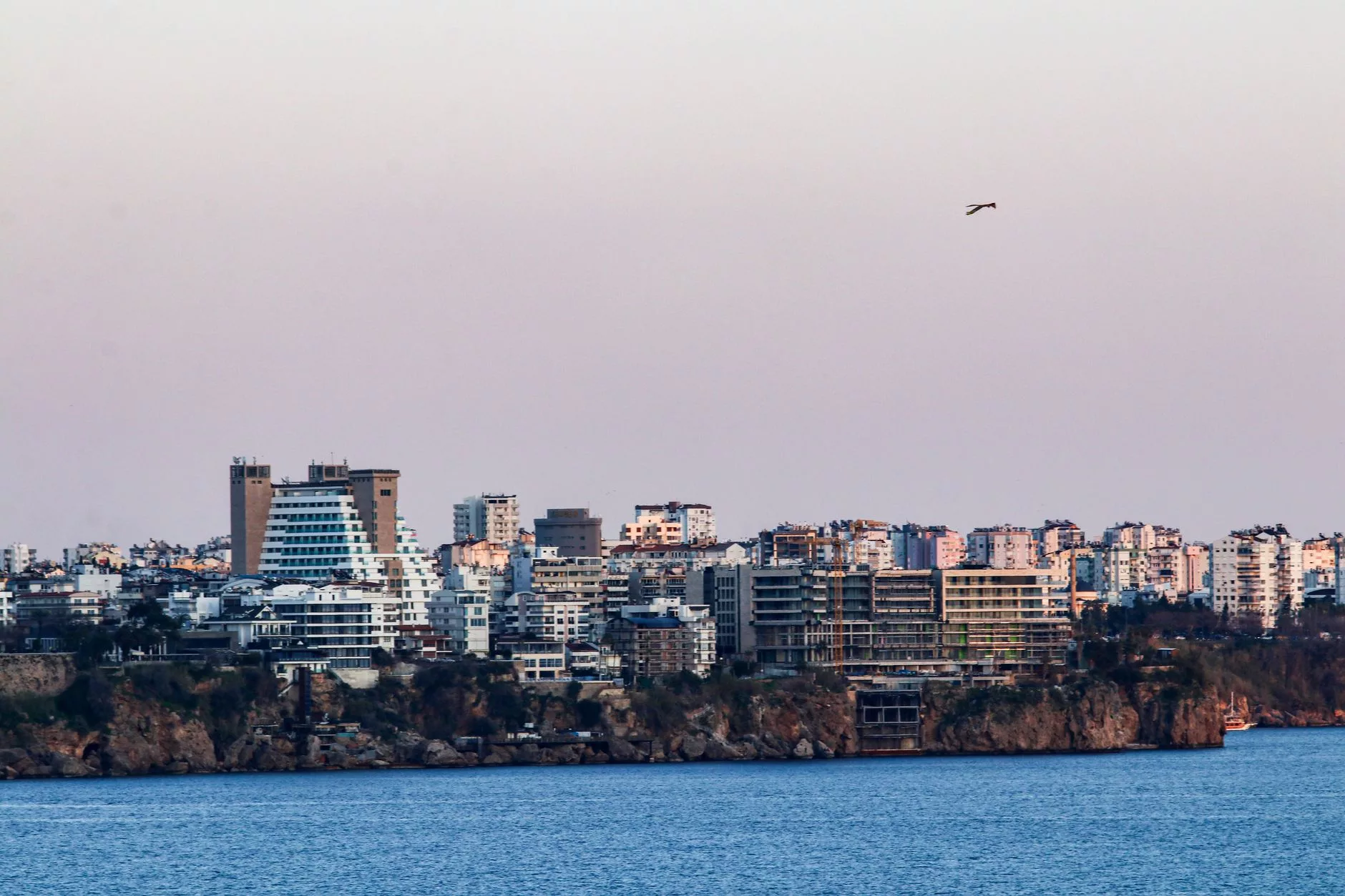 Antalya falezler üzerinde gün batımı ve sahil