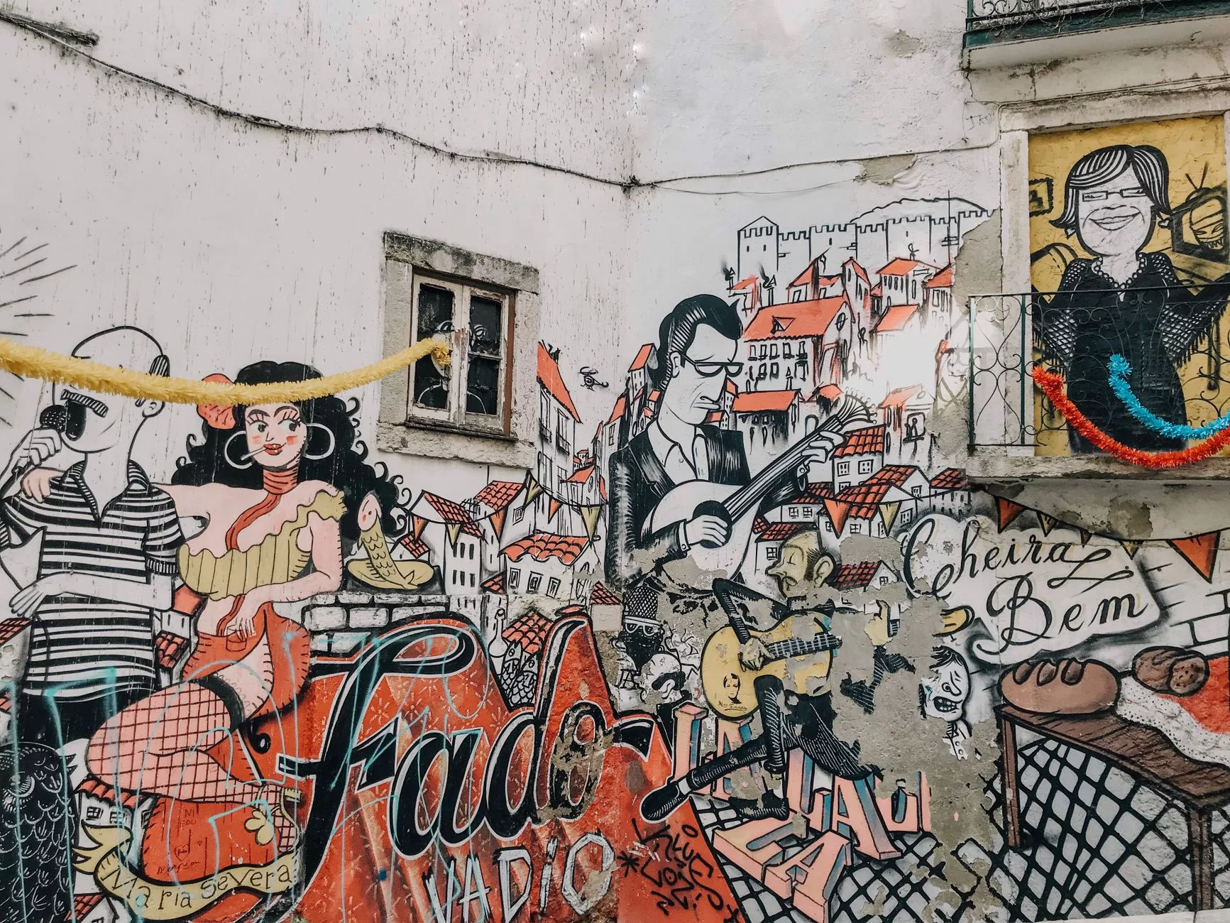 Lizbon Alfama bölgesinde bir Fado restoranının iç mekan detayları