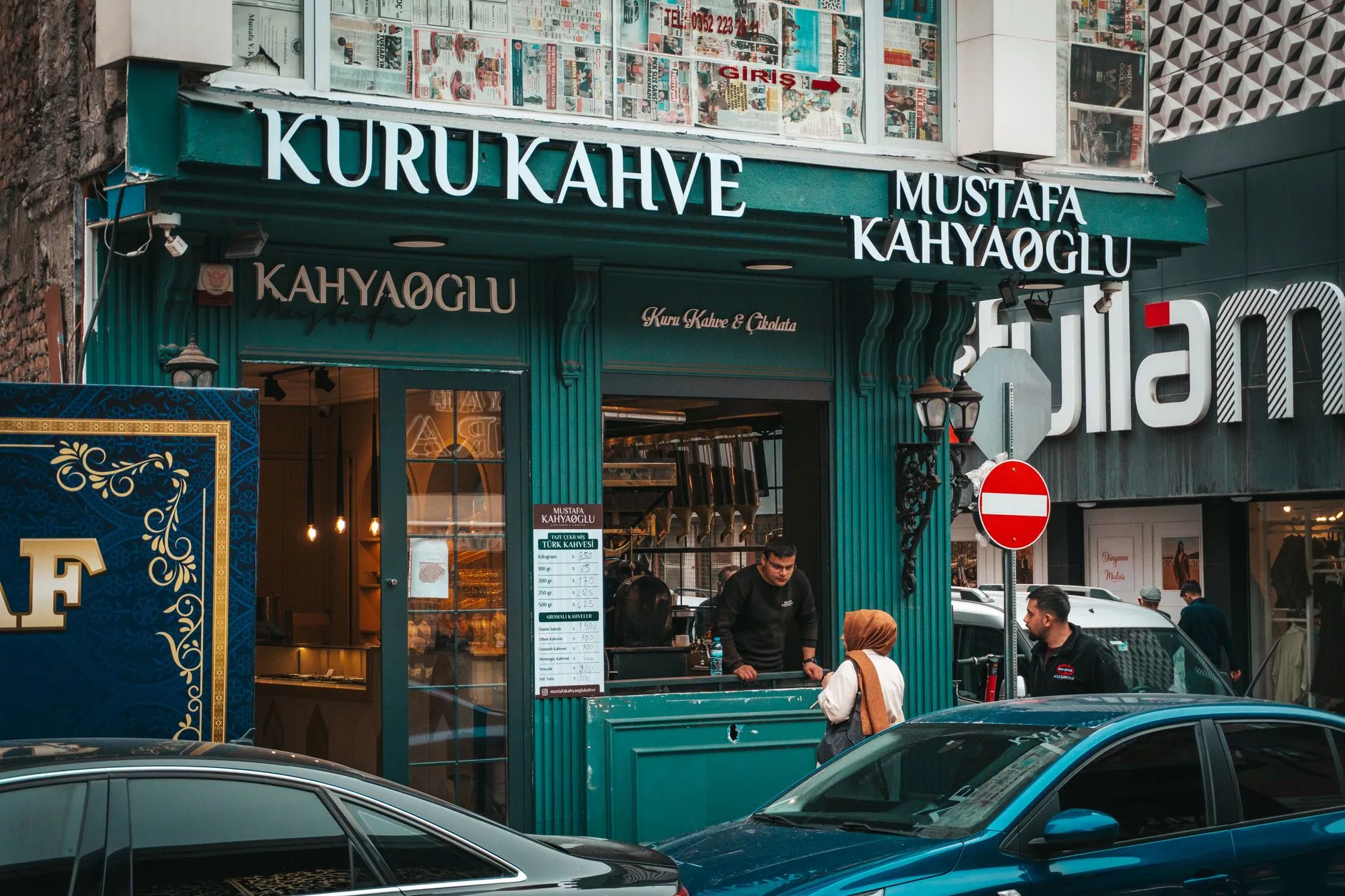 Sirbistan sokaklarinda bir kahve molasi