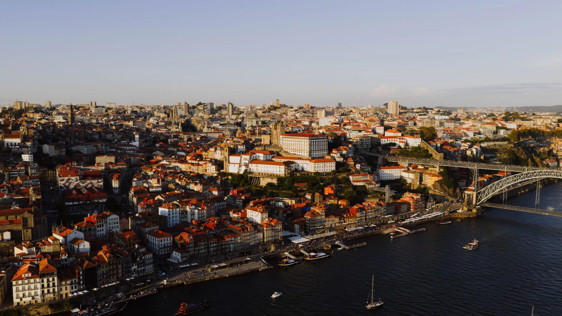 Douro Nehri kıyısındaki renkli evler ve Dom Luis I Köprüsü
