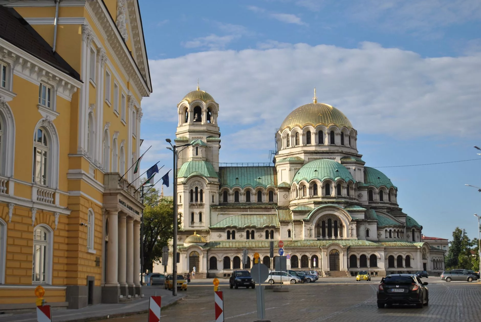 Sofya'nın ikonik Alexander Nevsky Katedrali önünde yürüyen insanlar