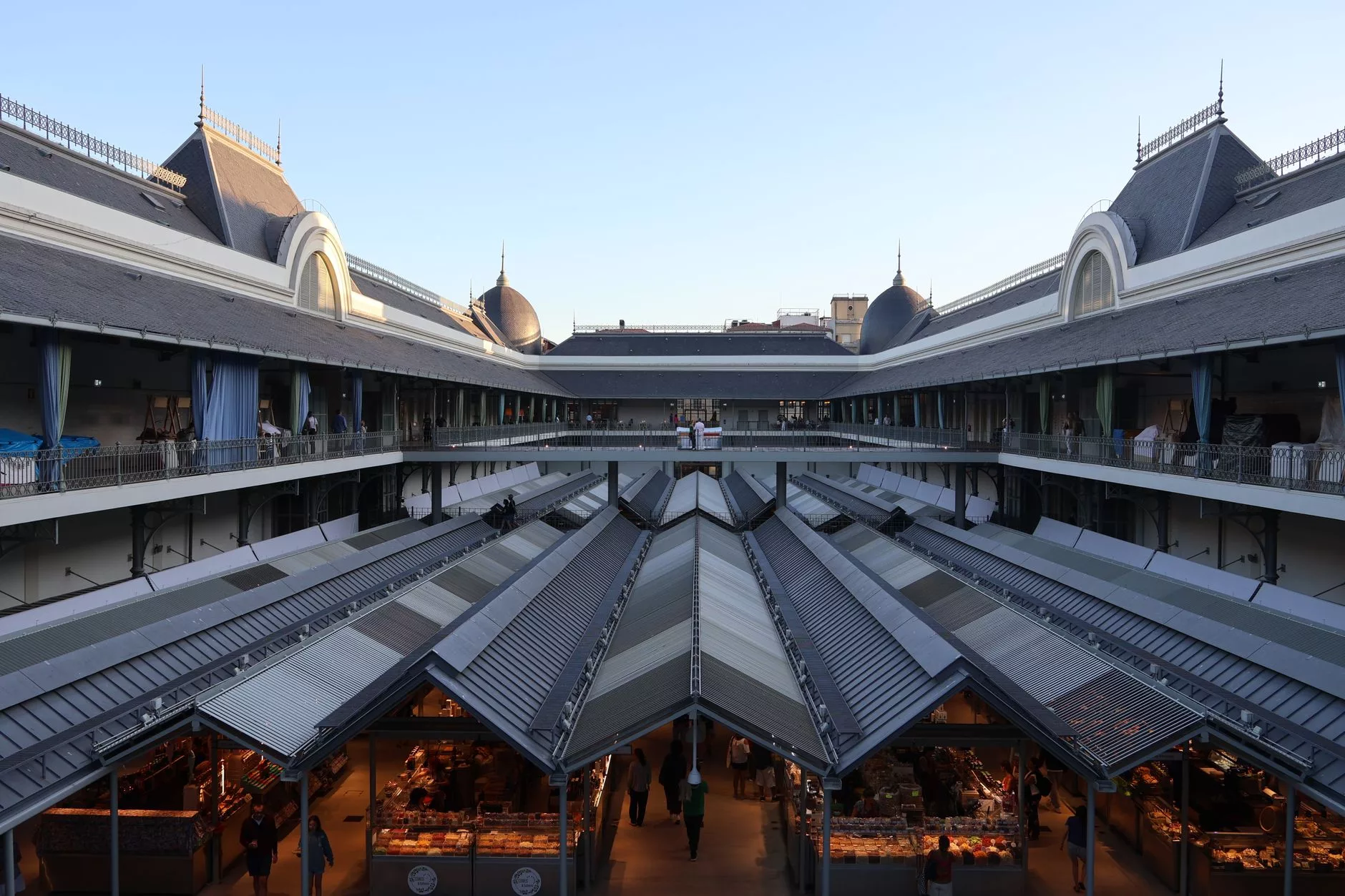 Lyon + Les Halles de Lyon Paul Bocuse pazarındaki gurme tezgahlar