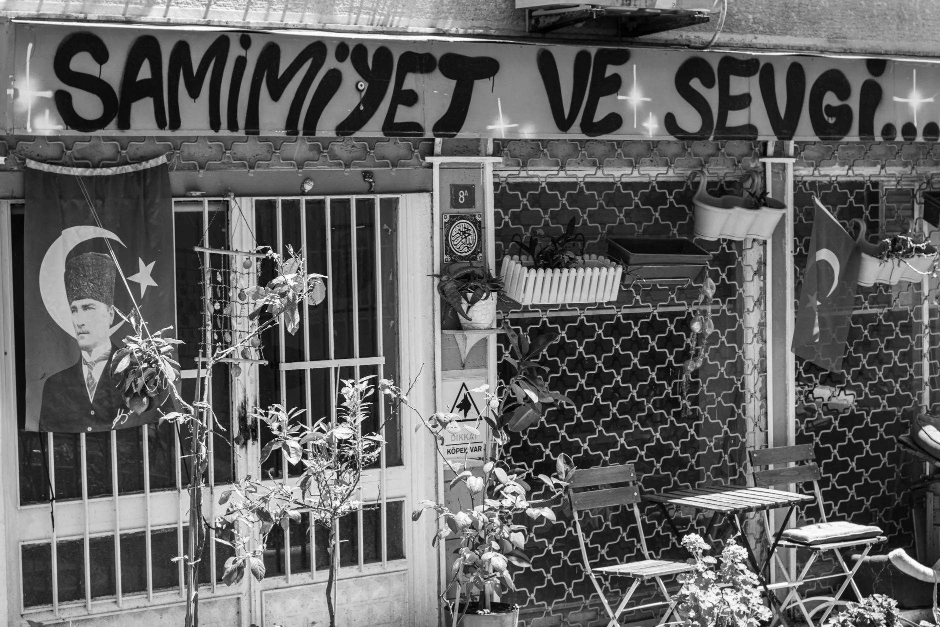 goz bandi ve kulaklik takmis yolcu