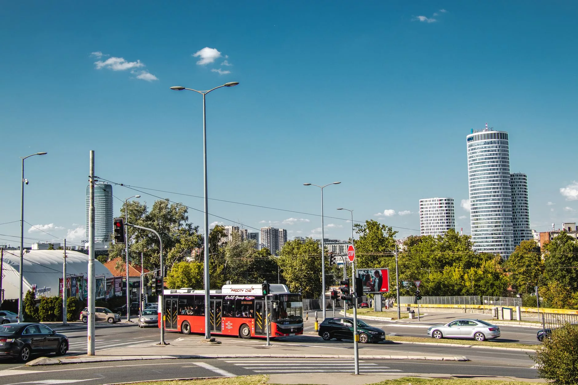 Belgrad otobüs durağı ve hareketli şehir merkezi caddesi