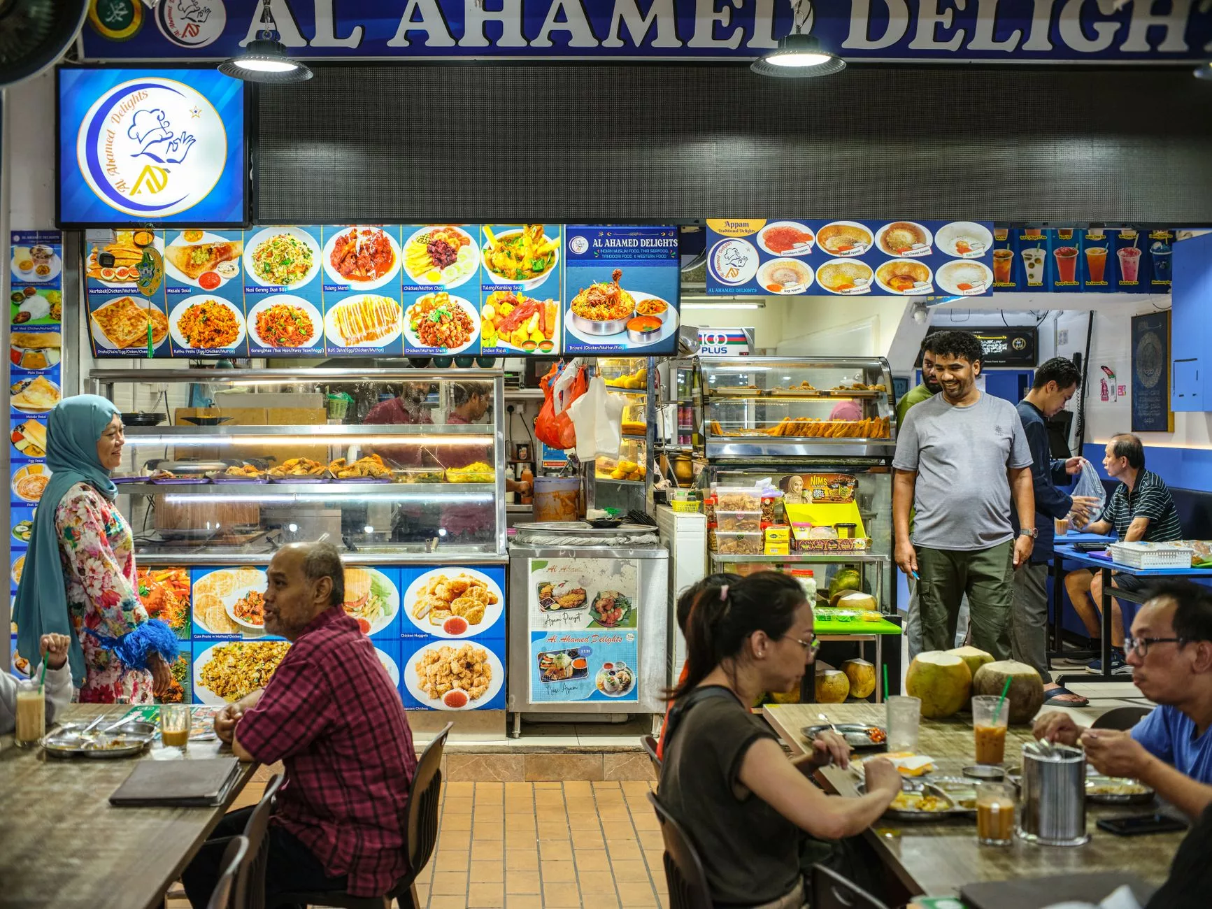 Singapur Old Airport Road Food Centre kalabalığı