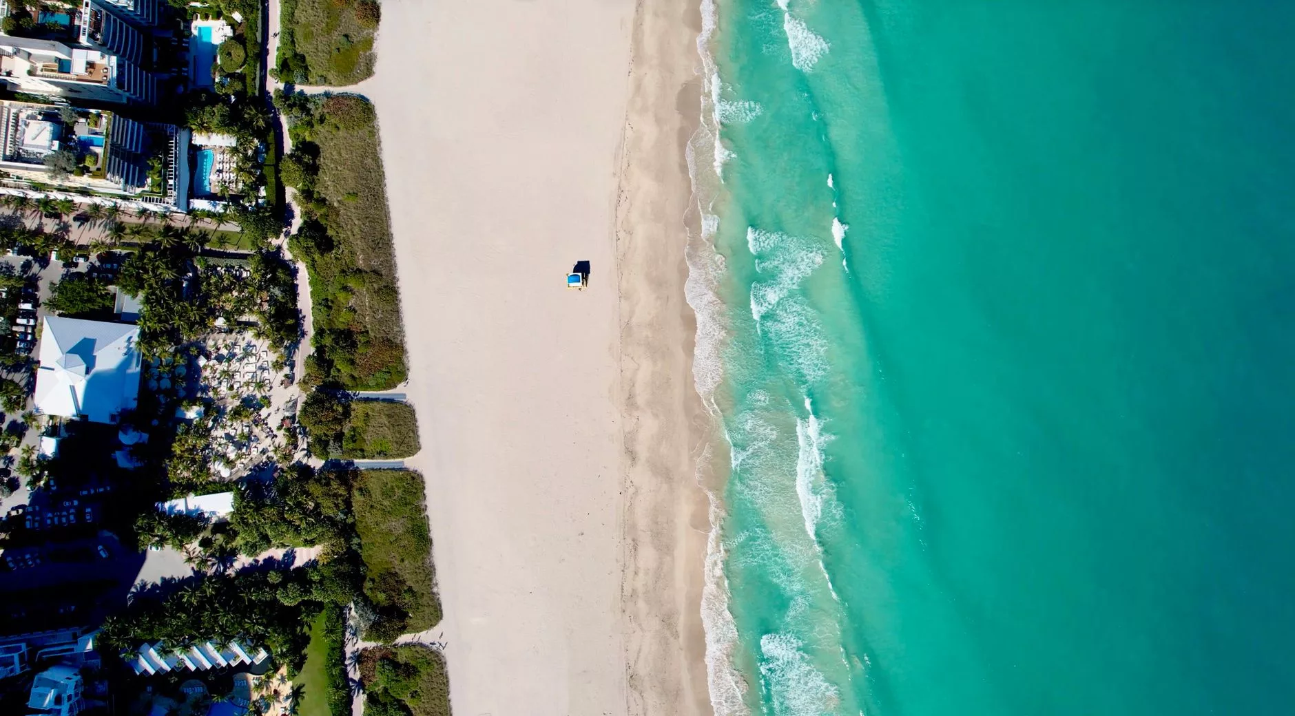 Miami South Beach sahil seridi ve renkli cankurtaran kulubeleri
