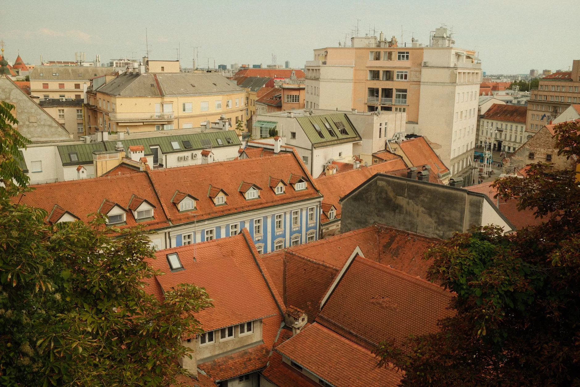 Zagreb + Dolac Pazari kirmizili semsiyeler