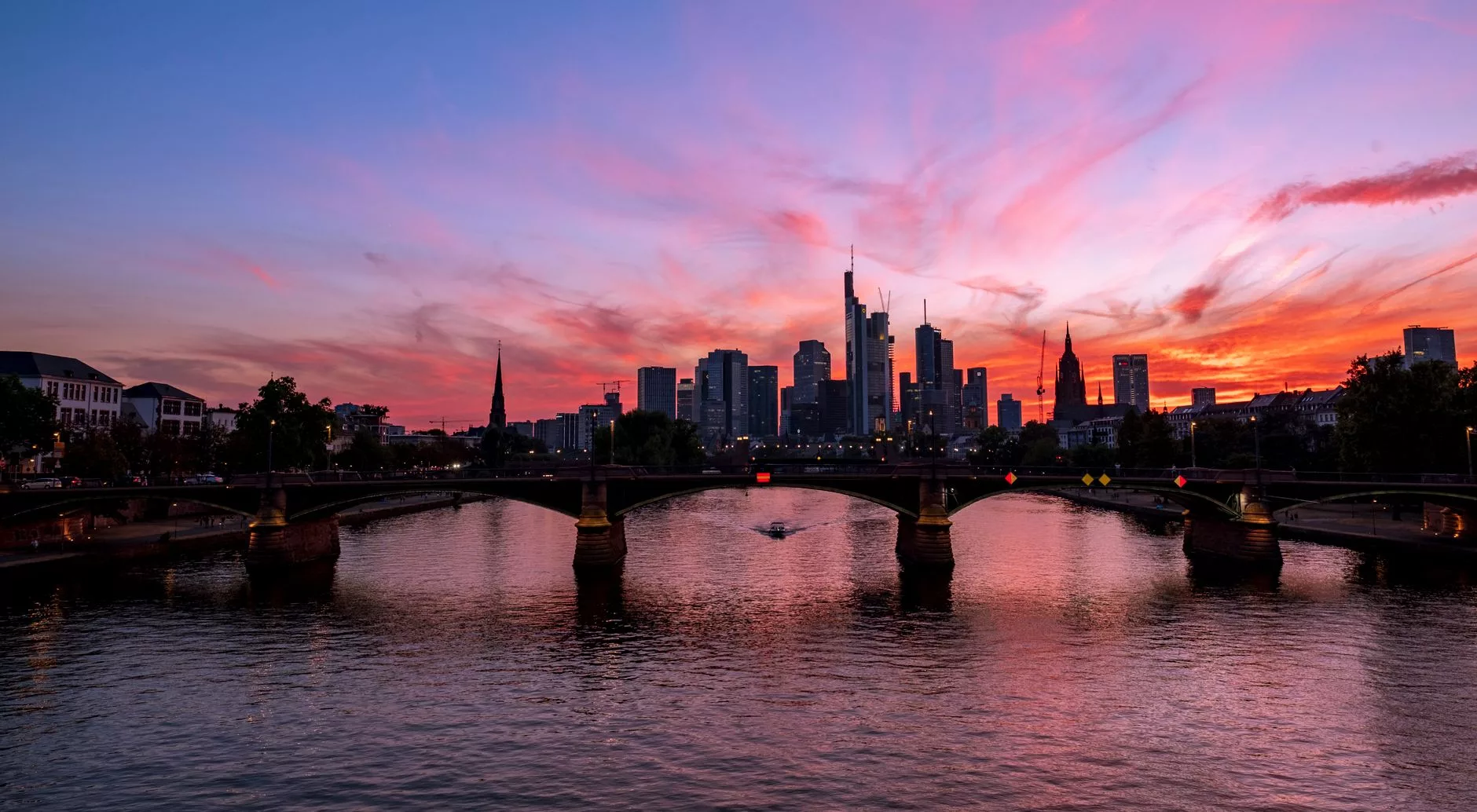 Frankfurt Main Nehri üzerinden Römerberg ve silüet manzarası