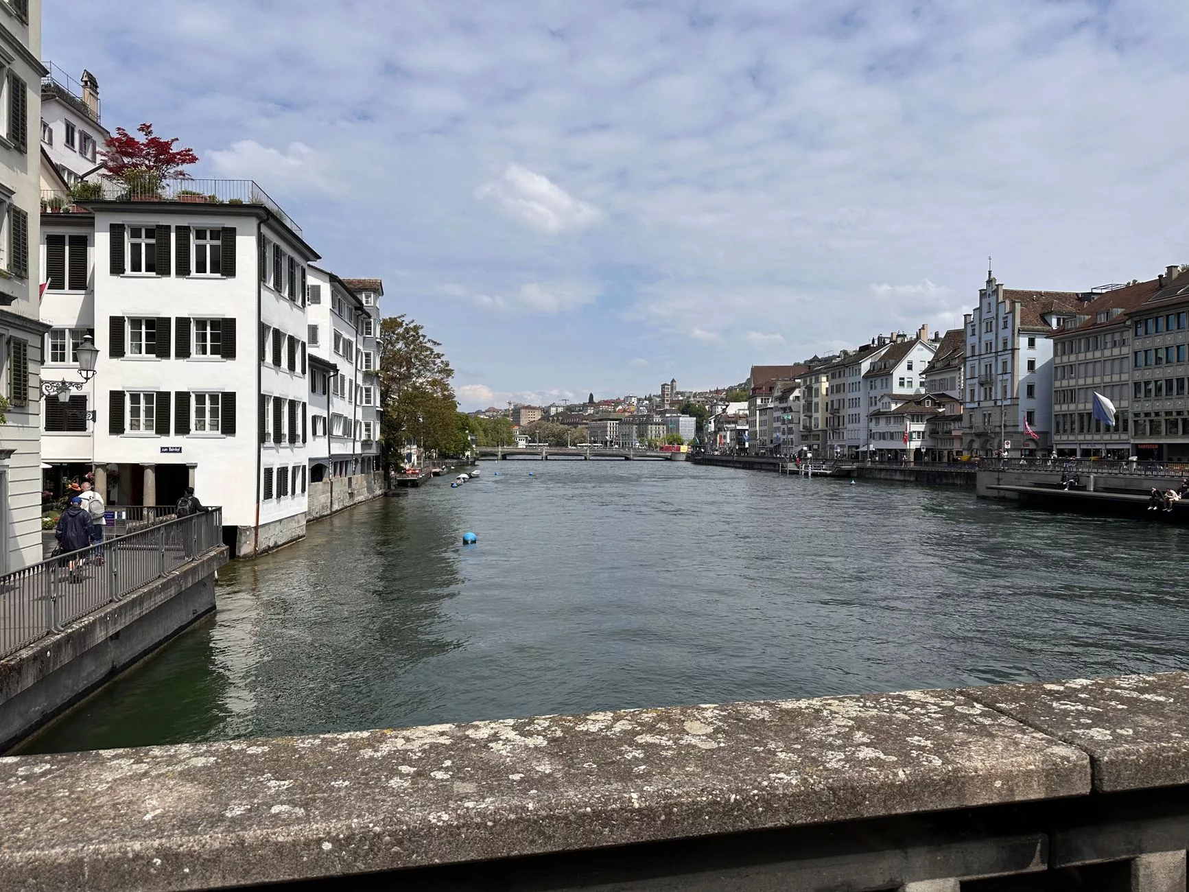 Zürich-West bölgesinde konteynerlerden yapılmış Freitag Kulesi