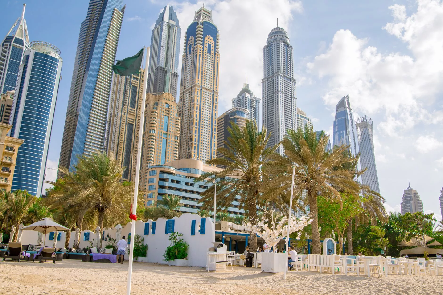 Dubai Marina Beach sahil şeridi ve gökdelenler