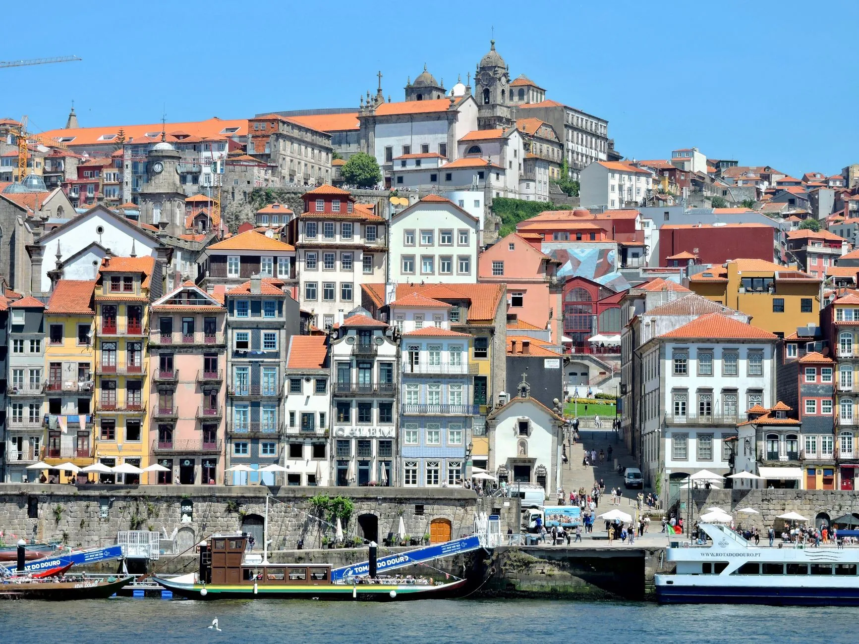 Porto Ribeira bölgesi renkli evleri ve Douro Nehri