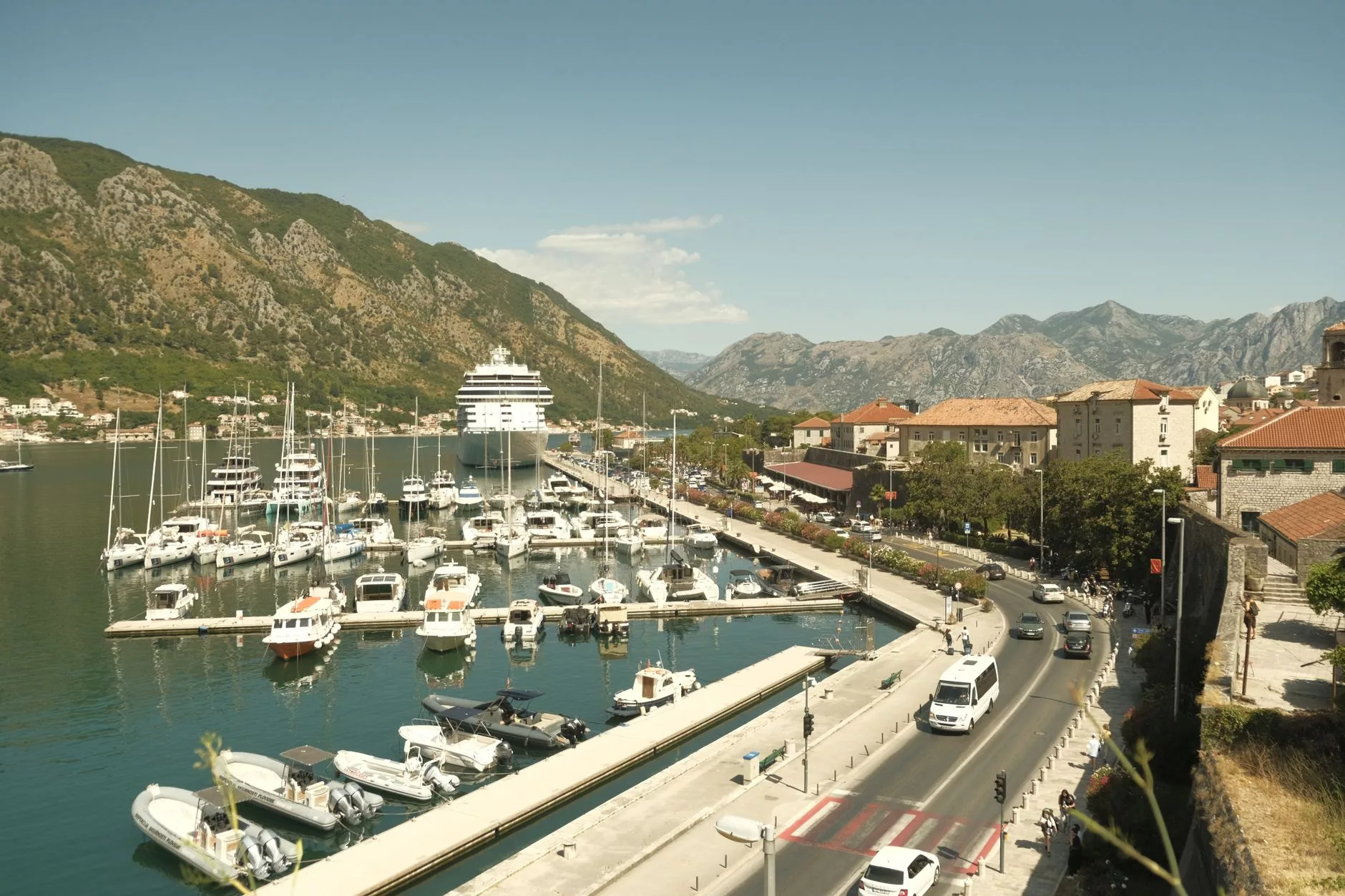 Kotor Körfezi ve tarihi surların kuşbakışı manzarası
