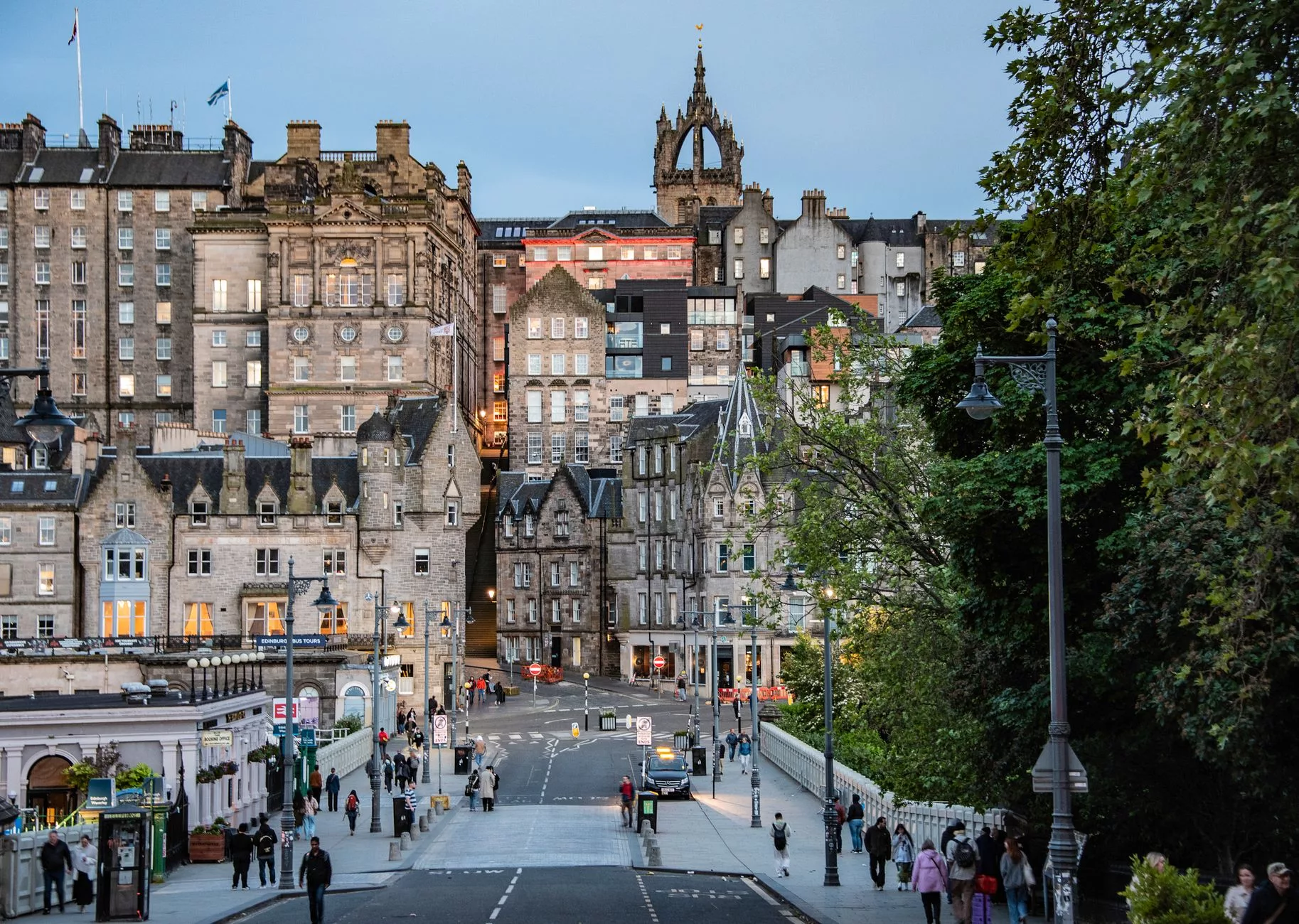 Edinburgh Kalesi gece ışıklandırması ve Old Town sokakları